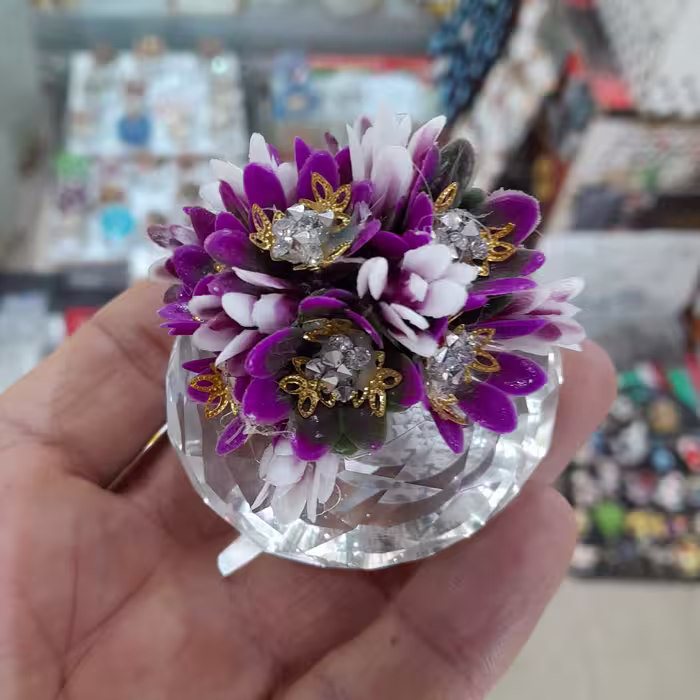 گل و گلدان کنار سینی چای