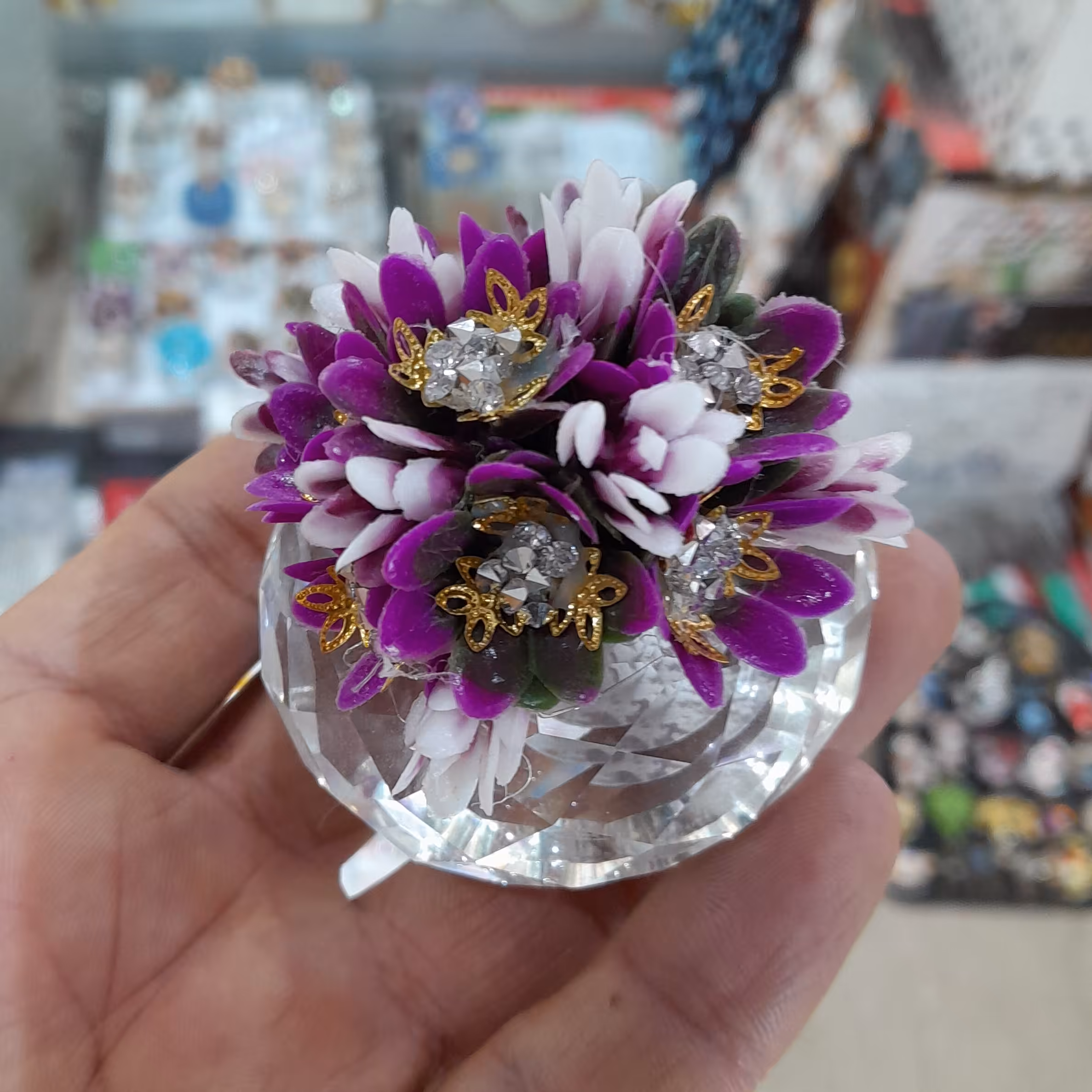 گل و گلدان کنار سینی چای