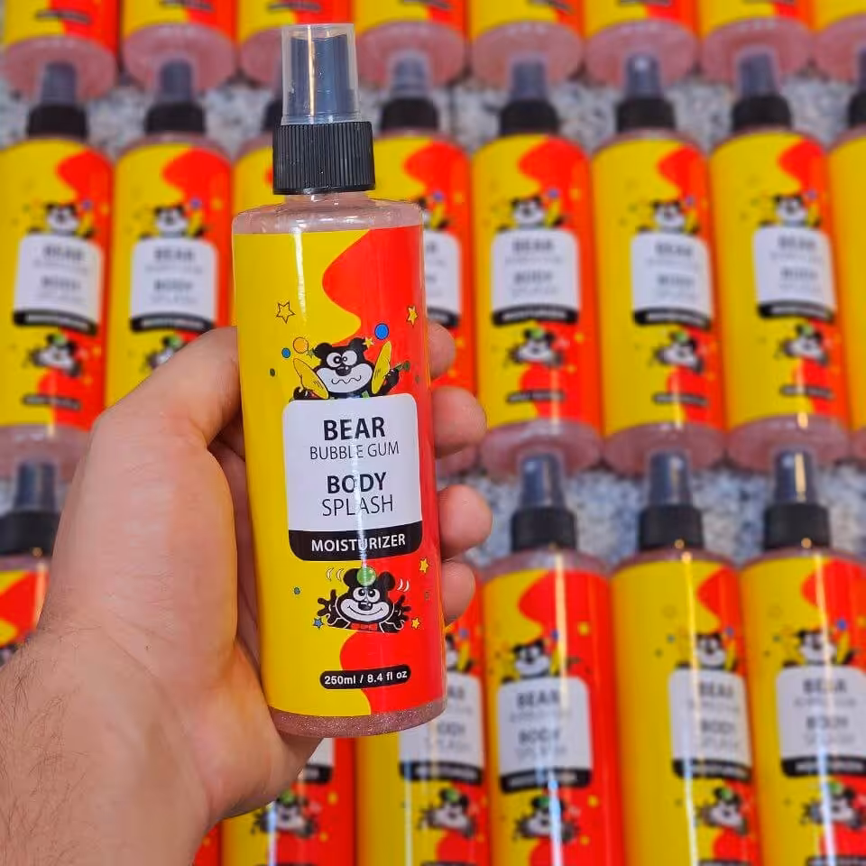 بادی اسپلش آدامس خرسی
این بادی اسپلش بوی آدامس خوشمزه خرسی میدی
موندگاریش عالیه
بادی اسپلش شاین ابرسان پوست هم هست 
