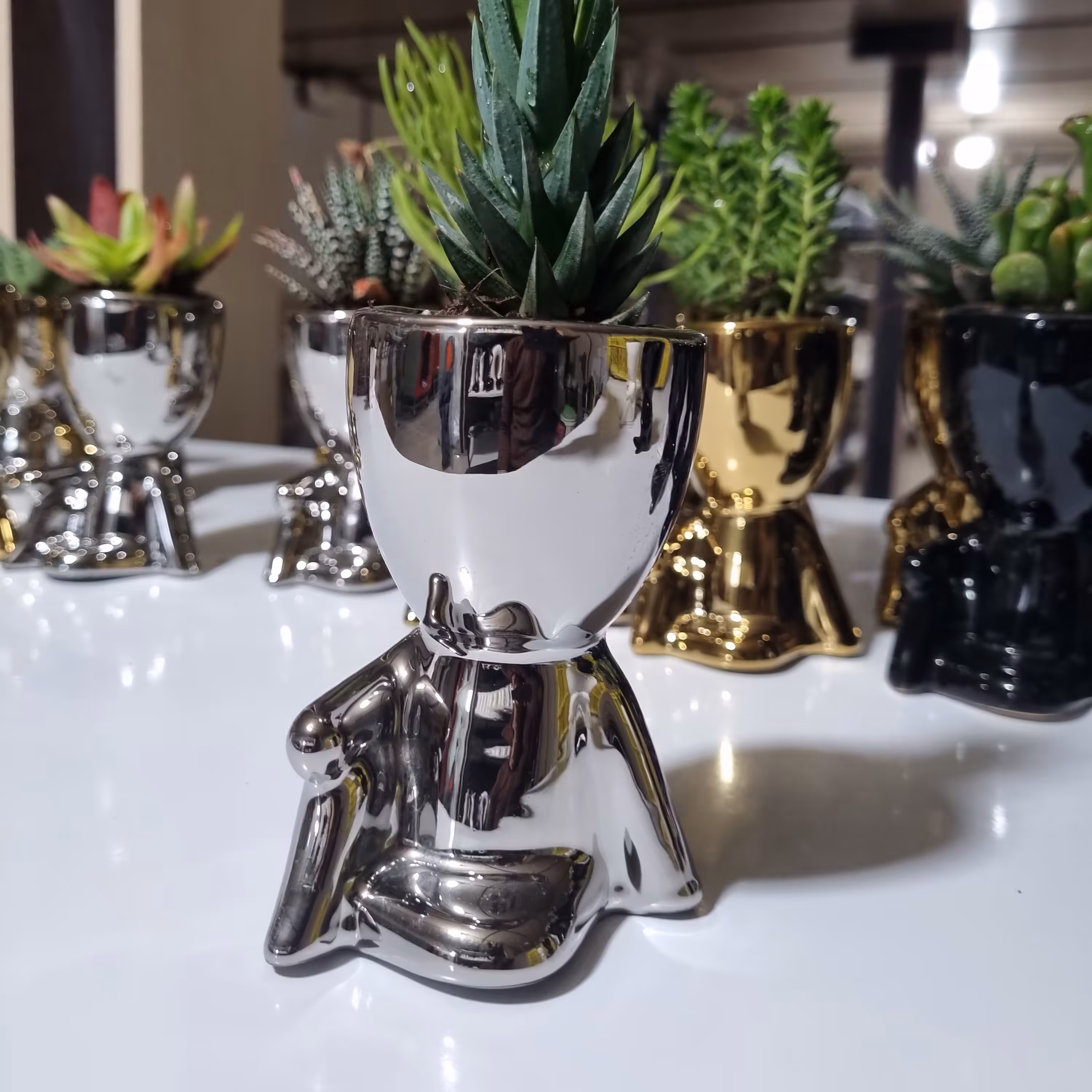 گلدان دکوری مینیمال آدمک نشسته