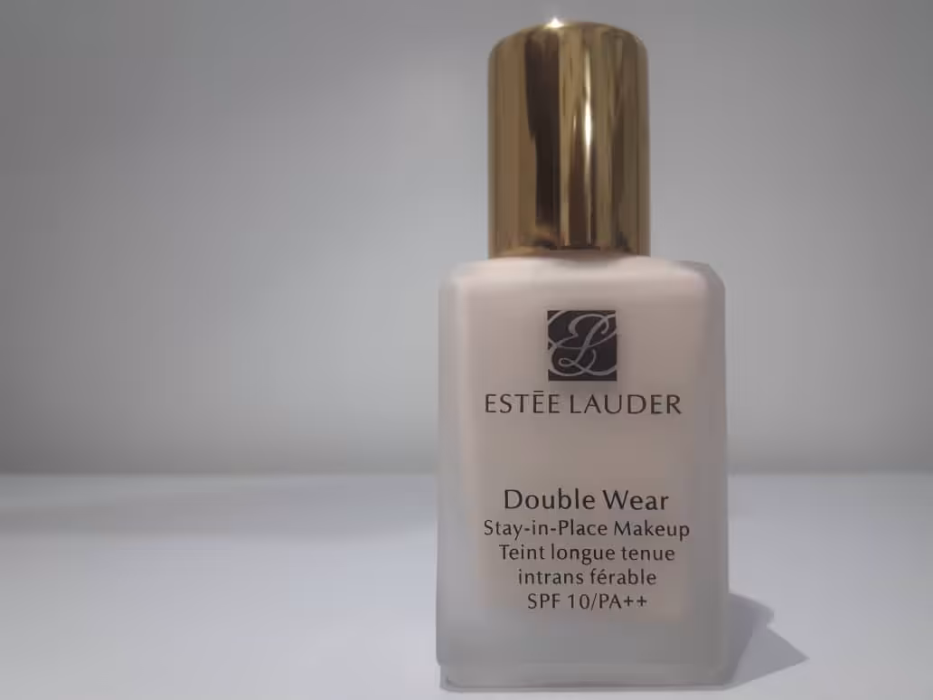 کرم پودر پمپی استی لادر حاوی ضد آفتاب 10 درصد