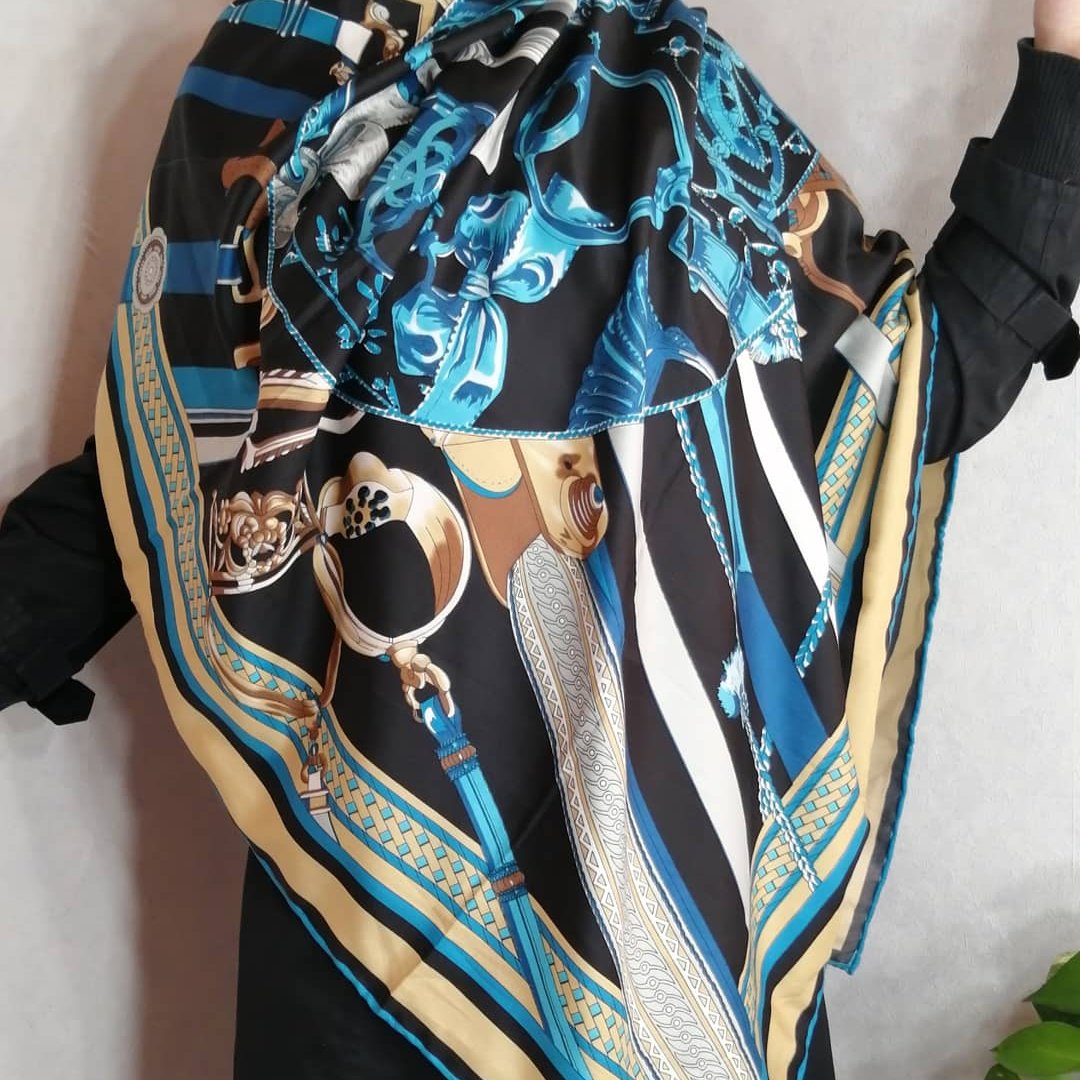 روسری سیلک قواره دار دور دست دوز