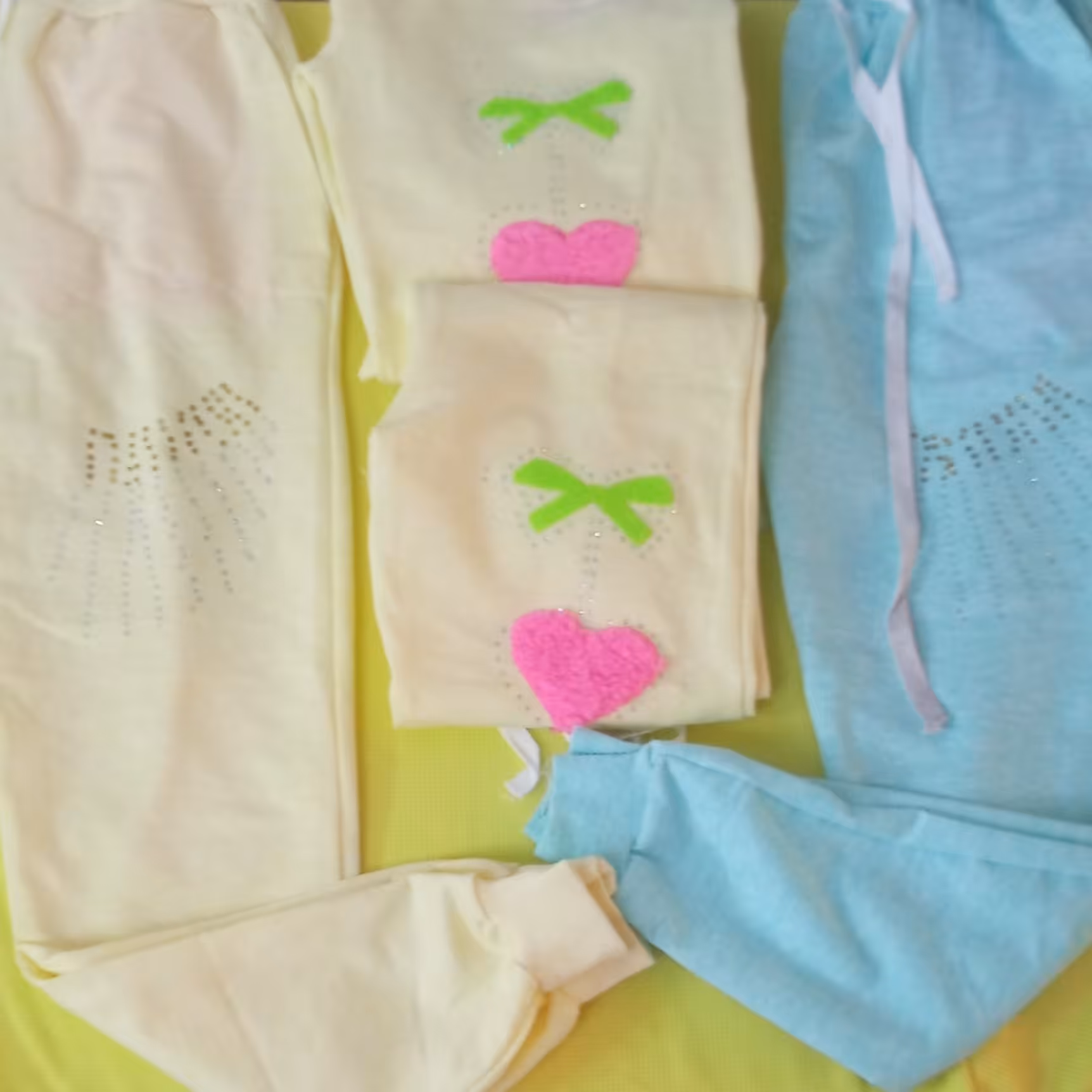 شلوار بچه گانه دخترانه.جنس ملانژ رنگی.فقط رنگ زرد قد 95 موجود هست.