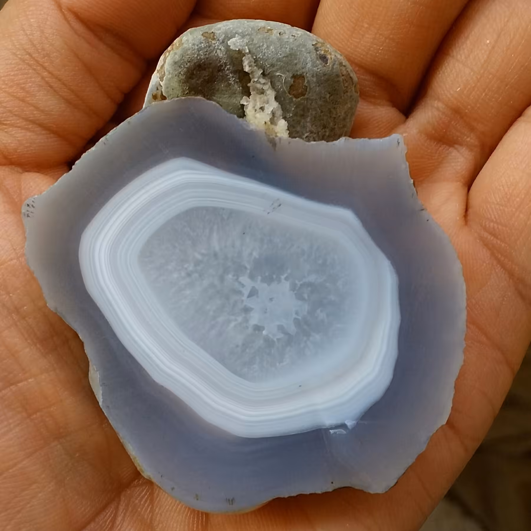 اسلایس سنگ راف عقیق سلیمانی 3بعدی رنگی بسیار دیدنی کاملا طبیعی زیبا
محشر با قابلیت ساخت چند نگین بینظیر دیدنییی