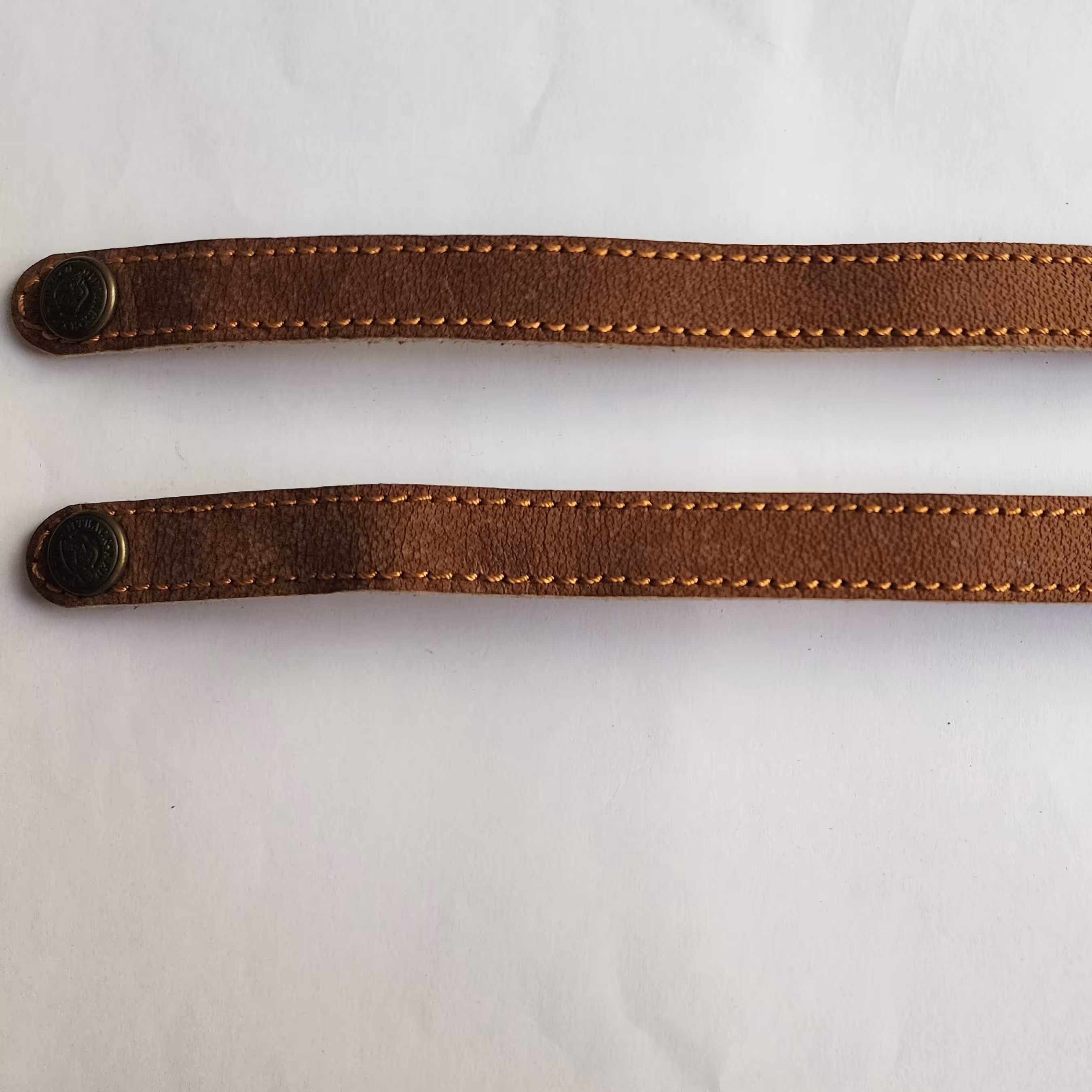 دست‌بند چرم شتر  اسپورت مناسب خانم و آقا  قابلیت  تغییر دادن در 2سایز و امکان حک شدن و قرار دادن پلاک در