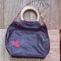 کیف چرم طبیعی ودستدوز بنفش وصورتی بدون آستربایراق نقره ای ودسته چوبی گرد20در28در10سانتیمتر