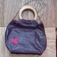 کیف چرم طبیعی ودستدوز بنفش وصورتی بدون آستربایراق نقره ای ودسته چوبی گرد20در28در10سانتیمتر