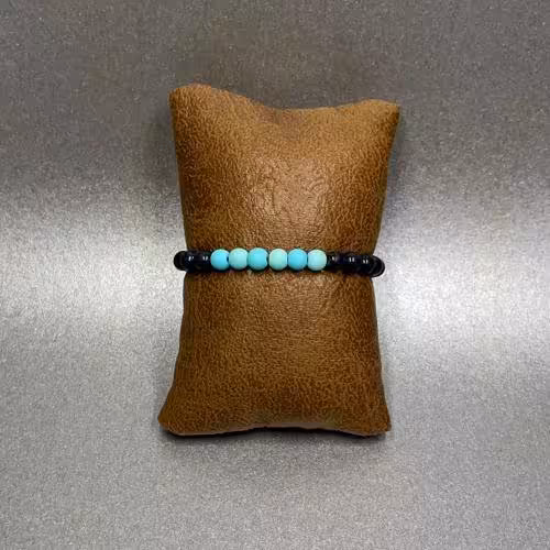 دستبندمدل آسانسوری با مهره های صدفی تیره و مهره های آبی فسفری 