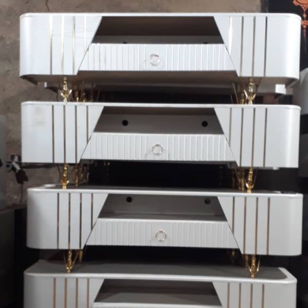 میز تلویزیون  جنس خوب   عالیییی