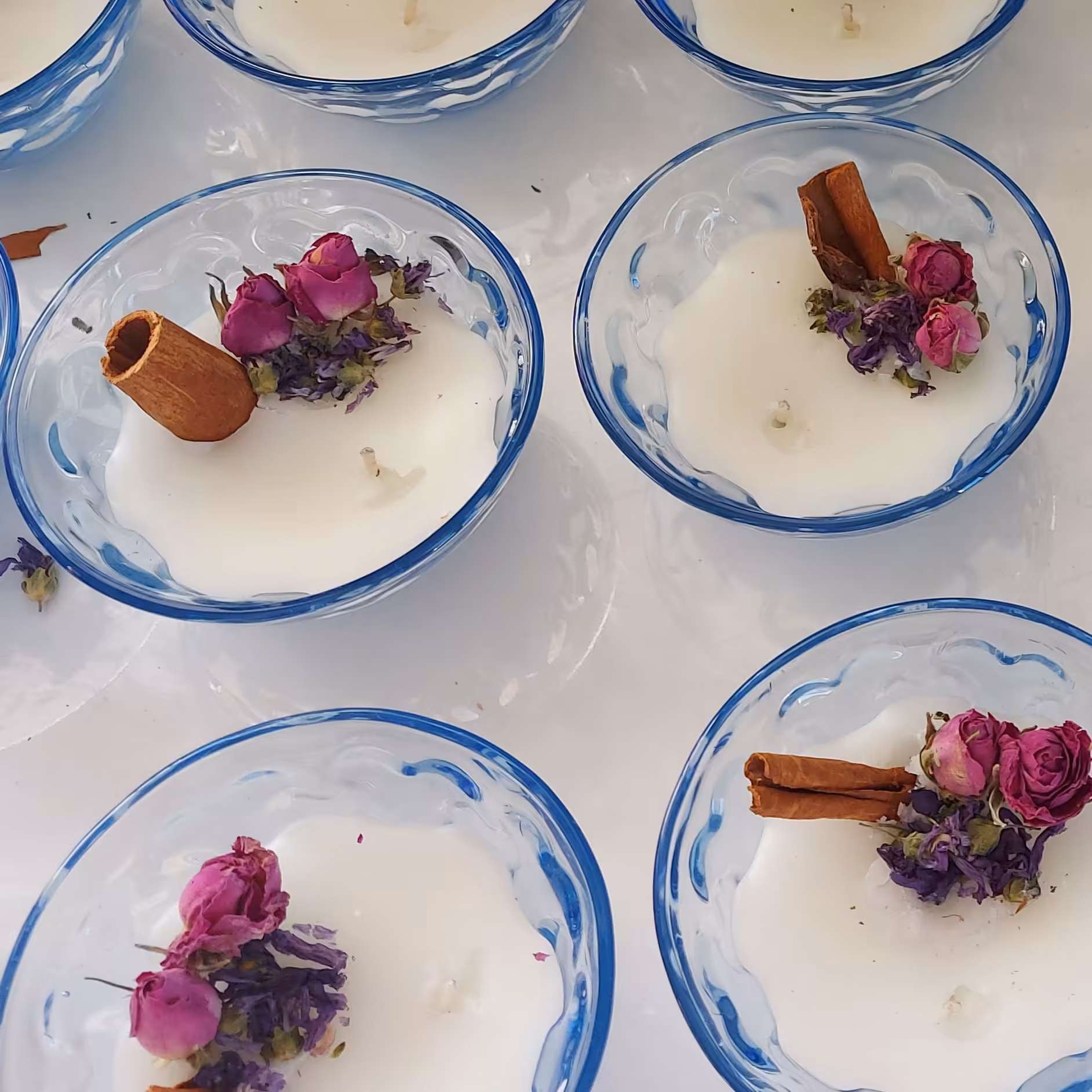 شمع پیاله ای طرح چوب دارچین و غنچه گل محمدی