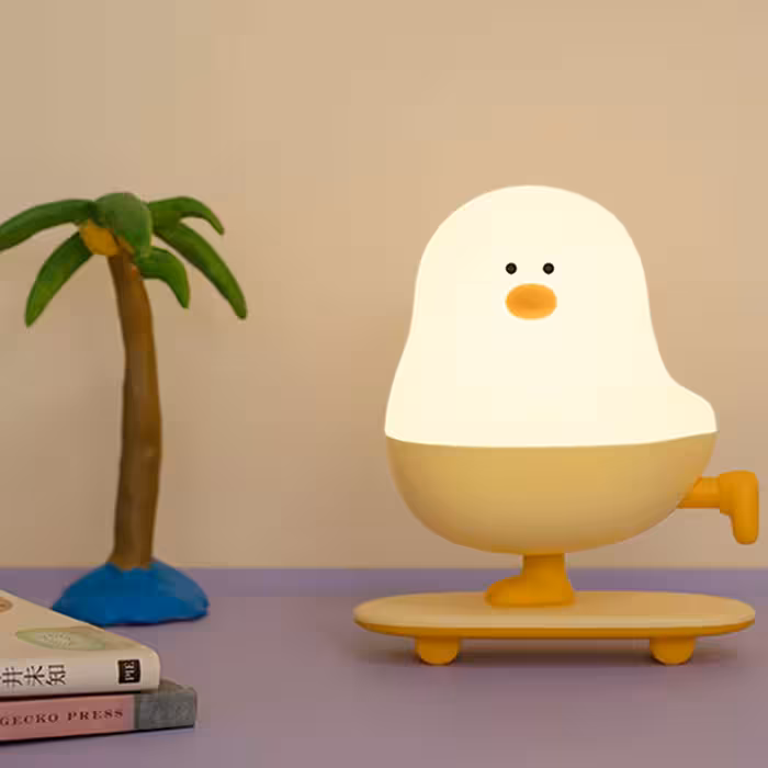 چراغ خواب فانتزی رومیزی شارژی طرح جوجه اسکیت‌سوار L63
