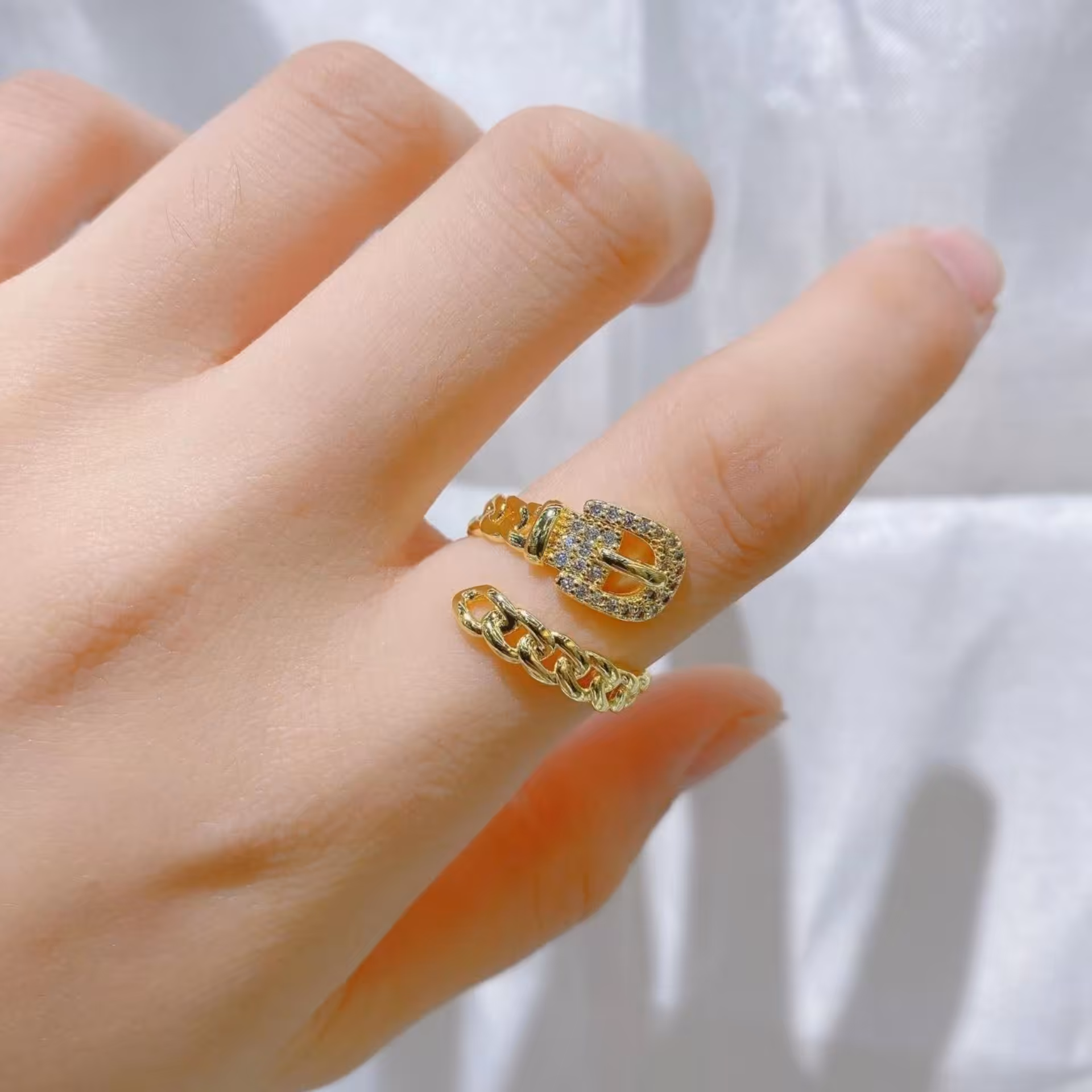 انگشتر طرح کمربند 