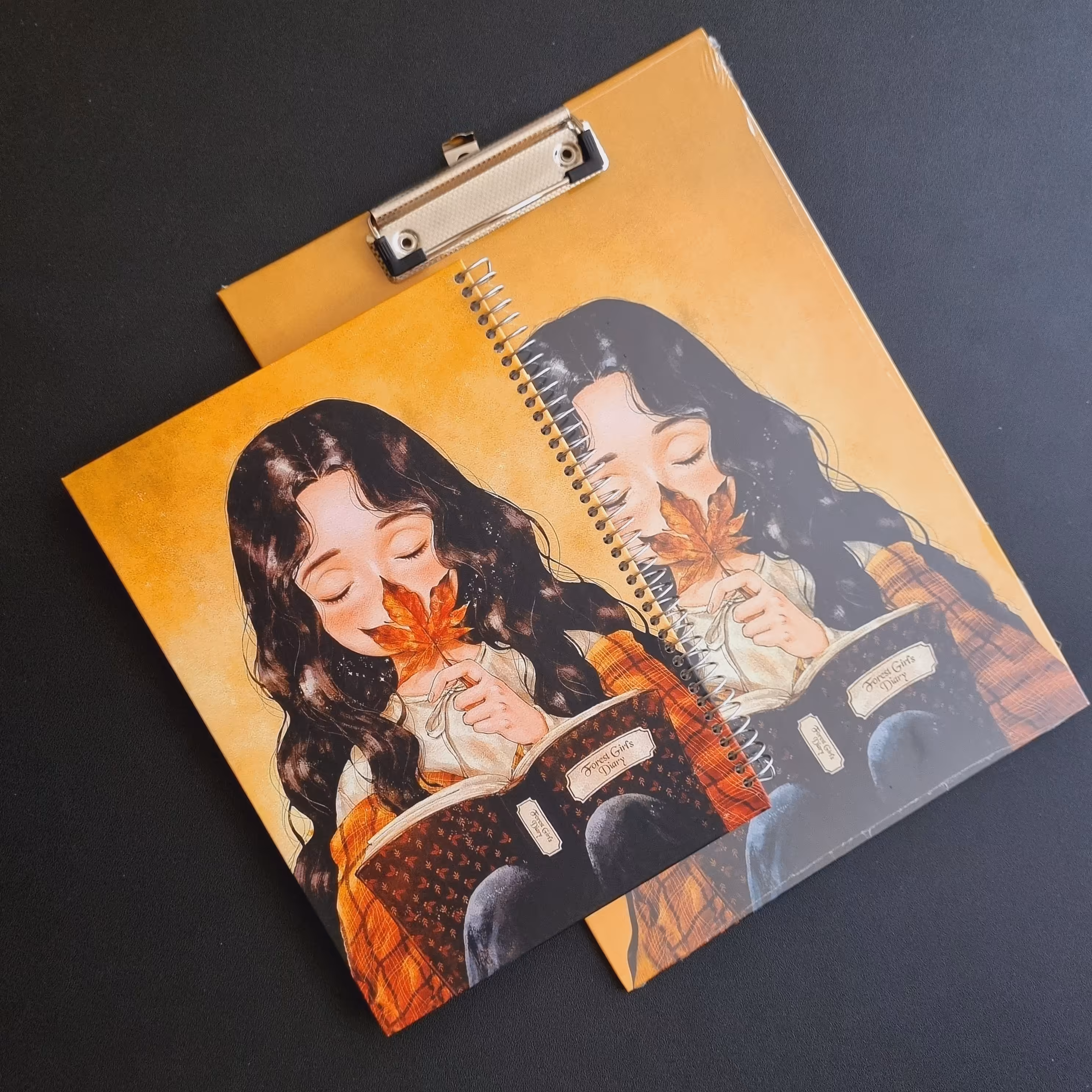 دفتر مشق 100 برگ جلد سخت،  فنر تک فلزی ( طرح دختر پاییزی) ، مقاوم و ضد آب، جلد مات،پدیده نقش