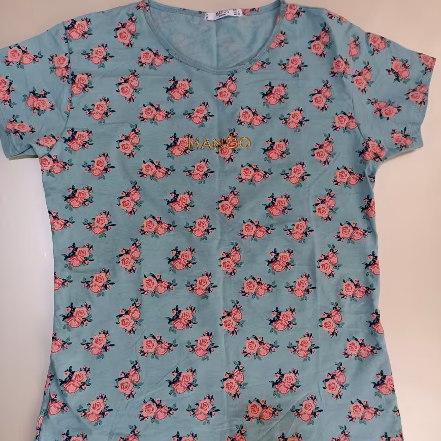 تیشرت یقه گردآستین کوتاهMANGO سایزلارج گلدوزی برند مانگو جلوی لباس لطیف ونرم
