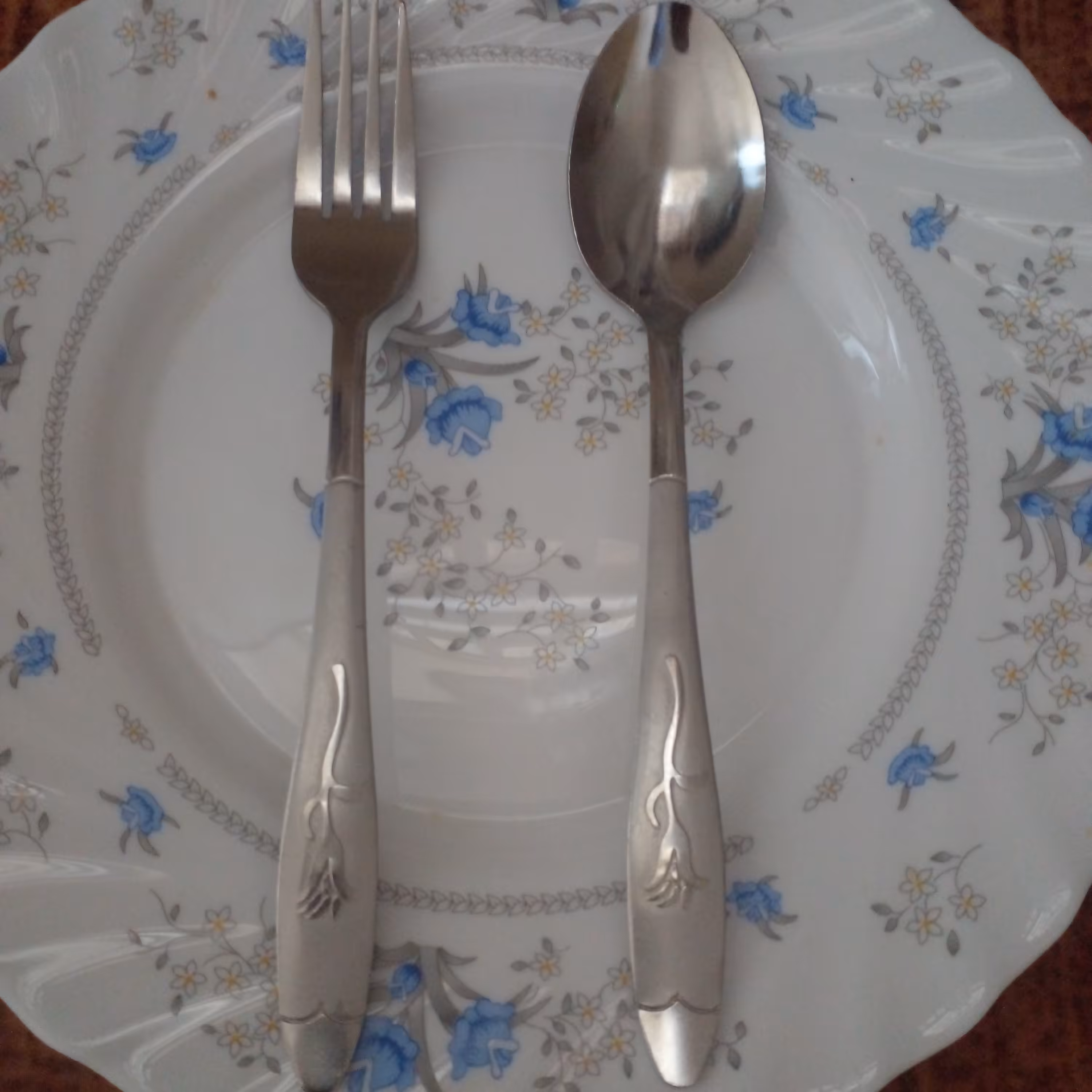 قاشق وچنگال گل میخک جنس عالی 6تا قاشق و6تا چنگال 