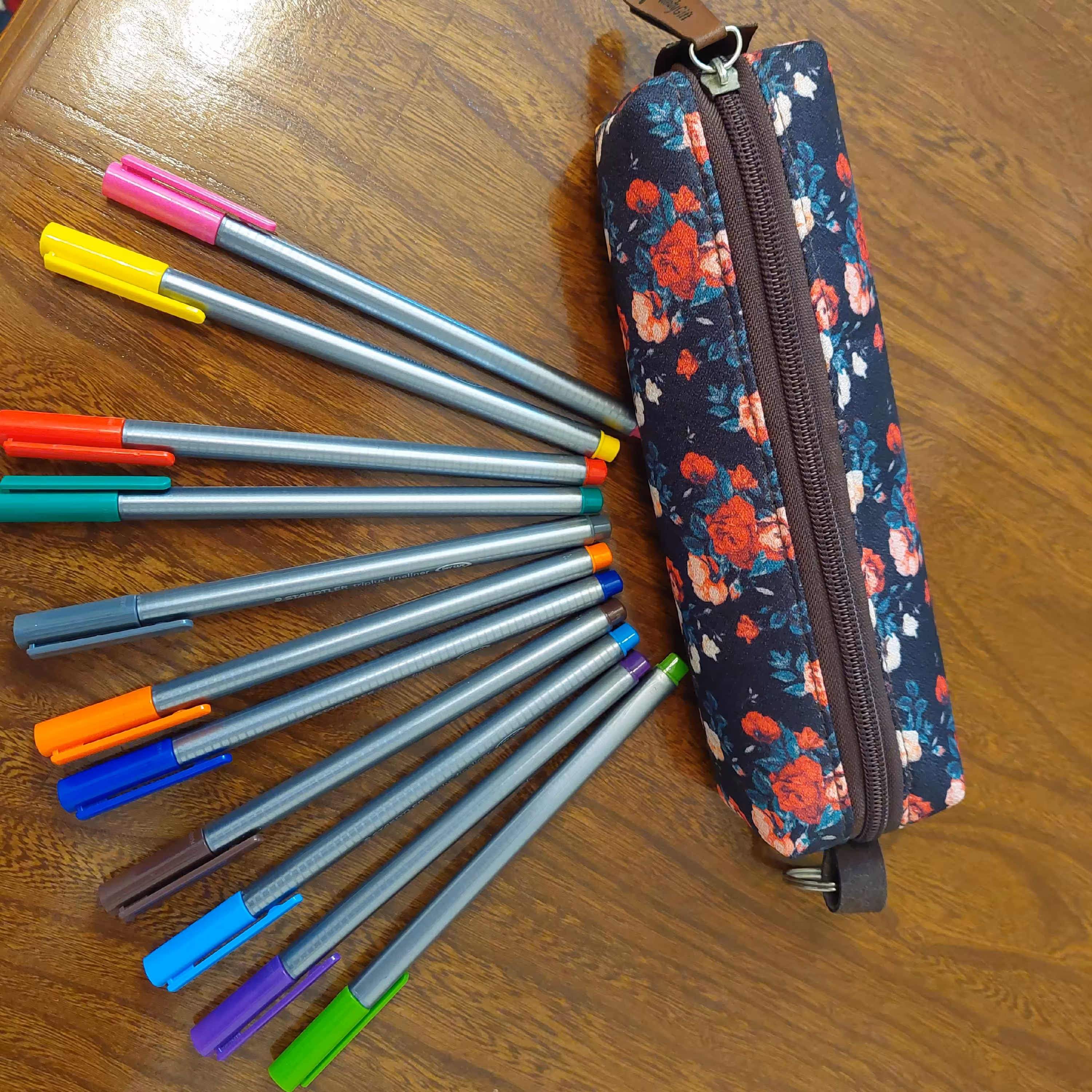 جامدادی، آویزکوله پشتی و کیف آرایشی(فانتزی، شیک، کیوت، باکیفیت و جادار(طرح گلگلی گل های رز قرمز))