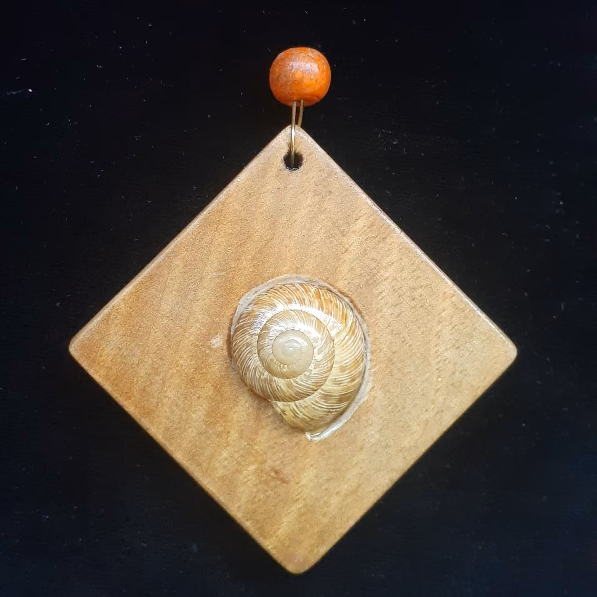 گردنبند رولباسی چوب گردو  ، کار شده با صدف طبیعی،  کاملا خاص و تک