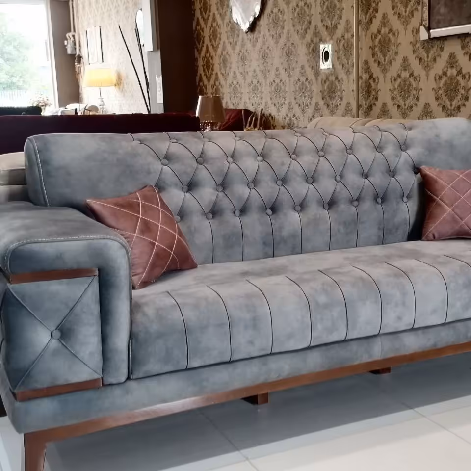 مبل چستر  مدل ژینو استفاده از مرغوبترین مواد اولیه موجود در بازار اعم از پارچه و فوم و چوب ارسال بصورت پس کرایه است