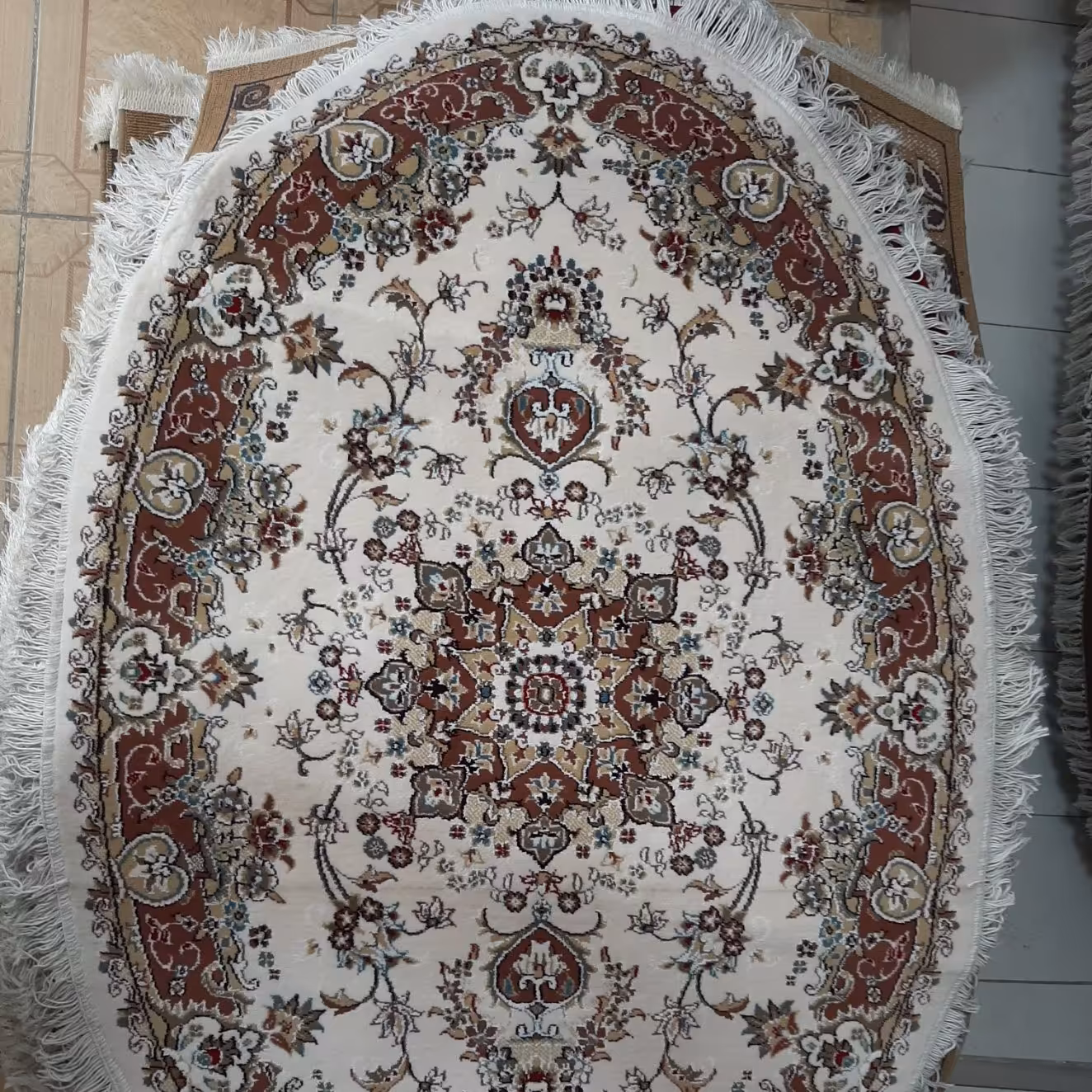 قالیچه یک در یک و نیم متر بیضی افشان کرم 500 شانه صددرصد نخ اکریلیک