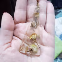 جاکلیدی و آویز کیف رزینی دستساز مثلثی با گلهای طبیعی 