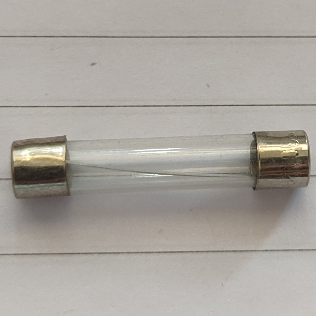 فیوز باتری موتور سیکلت و ماشین A15 (پس کرایه)