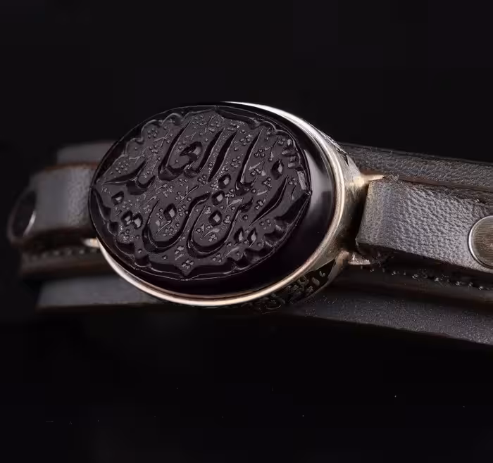 دستبـنـــد عقیــــق خطــــی
ذکر  یا زین العابدین
چرم طبیعی
قاب نقره خط لیزر