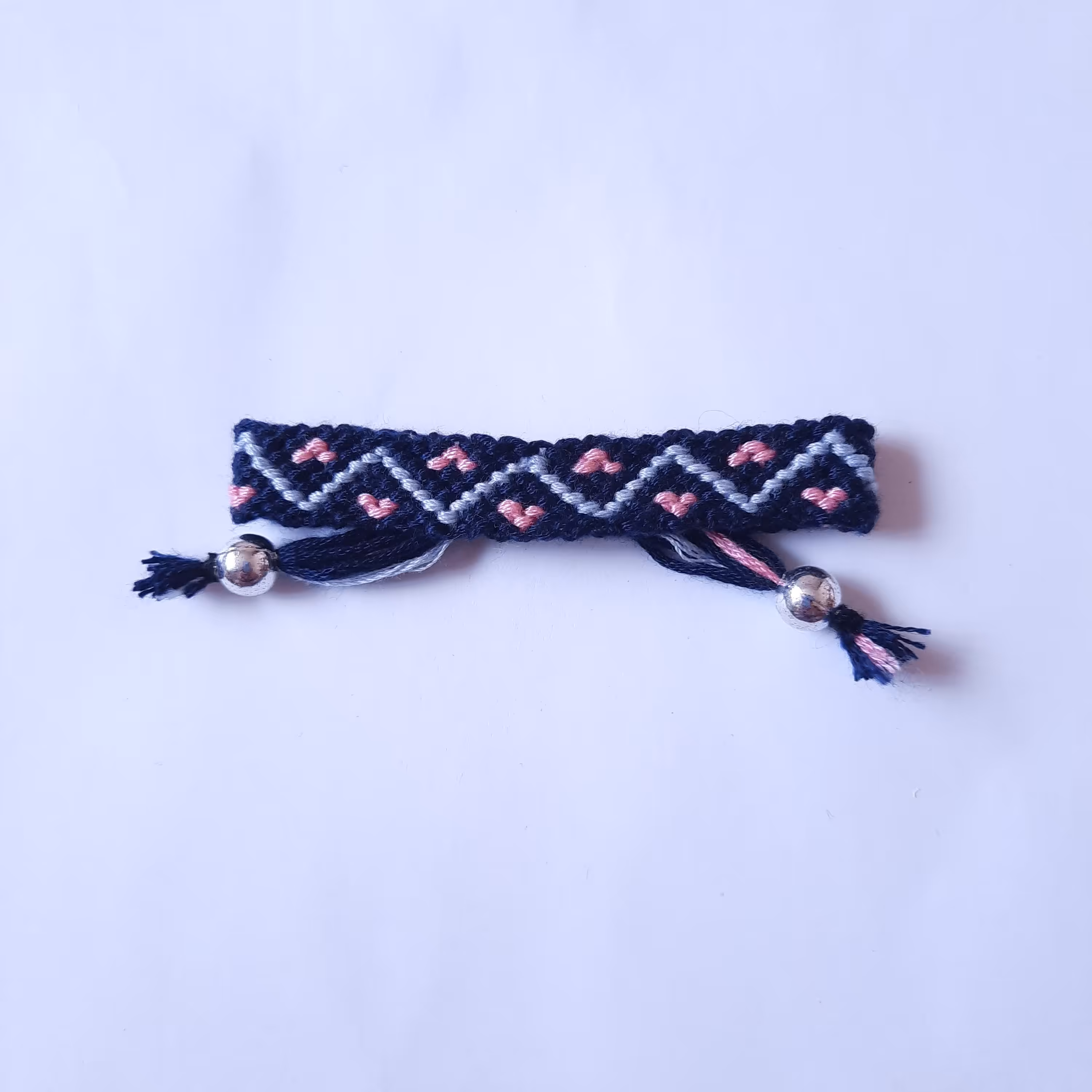 دستبند دوستی نخی با گره کشویی طرح قلب مناسب برای هدیه دادن و هر سن و جنسیتی