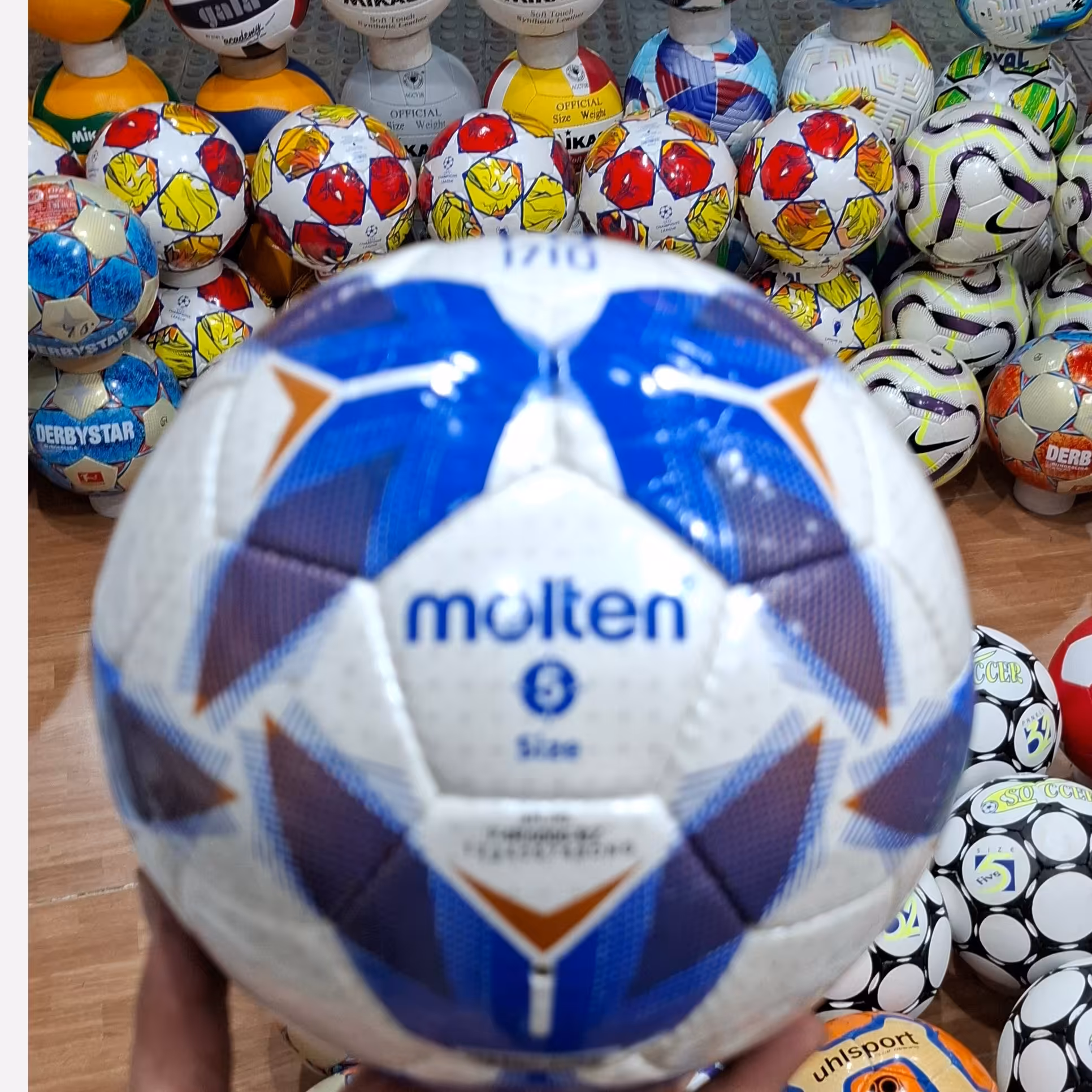 توپ فوتبال مولتن چمنی سایز5 باضمانت همراه با سوزنی وارسال رایگان در ارزانکده توپ کرمان 