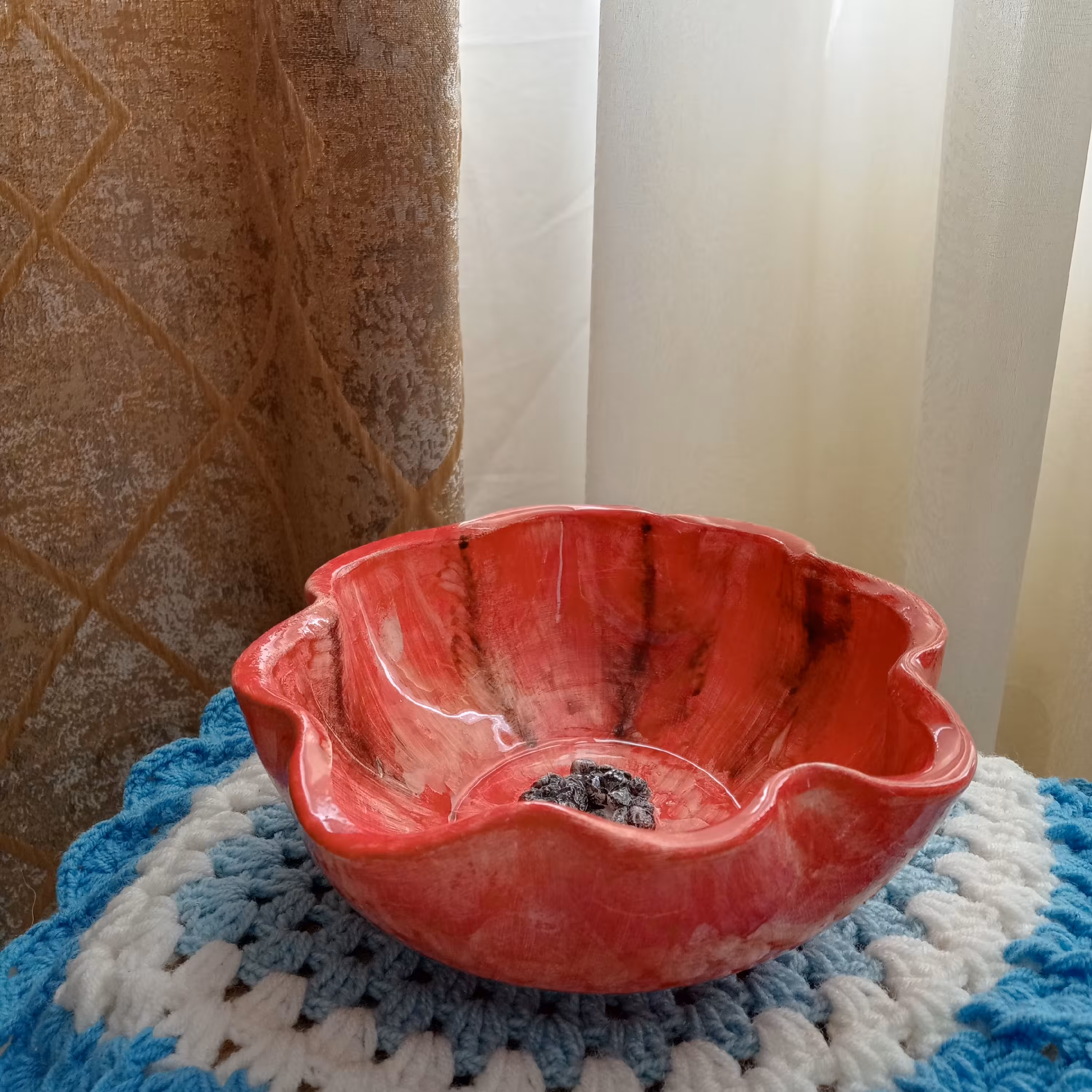 ظرف پذیرایی شقایق کاملا کار دست قابل استفاده هم به عنوان دکور و هم به عنوان ظرف پذیرایی