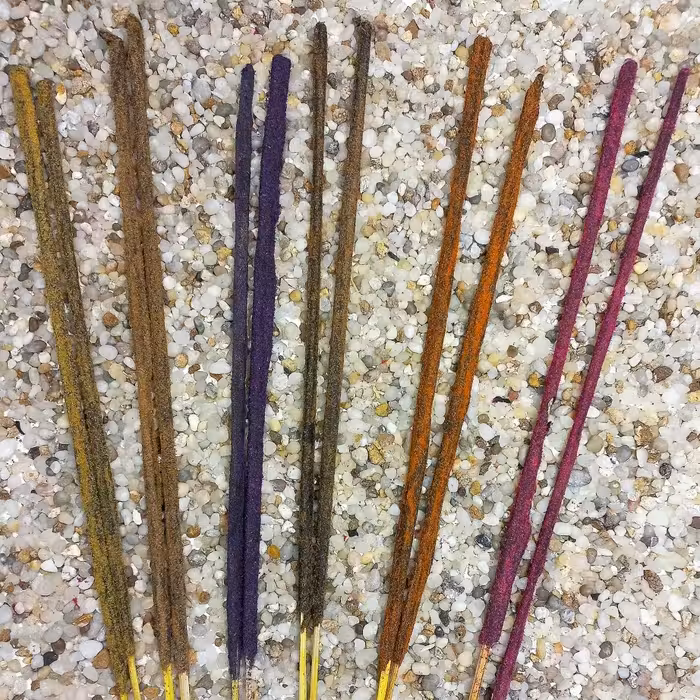 عود های گیاهی دست ساز  در 7عصاره گل نرگس مریم یاسمین رز کندر لوندرسنجد.عودها به صورت شاخه ای فروخته میشن