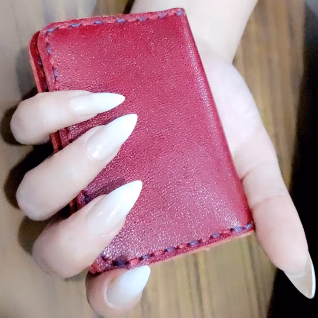 دستبند و جاکارتی چرم طبیعی دست دوز  و جعبه کادوهای سوپرایزی شیک و سفارش دست بند و کیف و جعبه کادپذیرفته میشود 