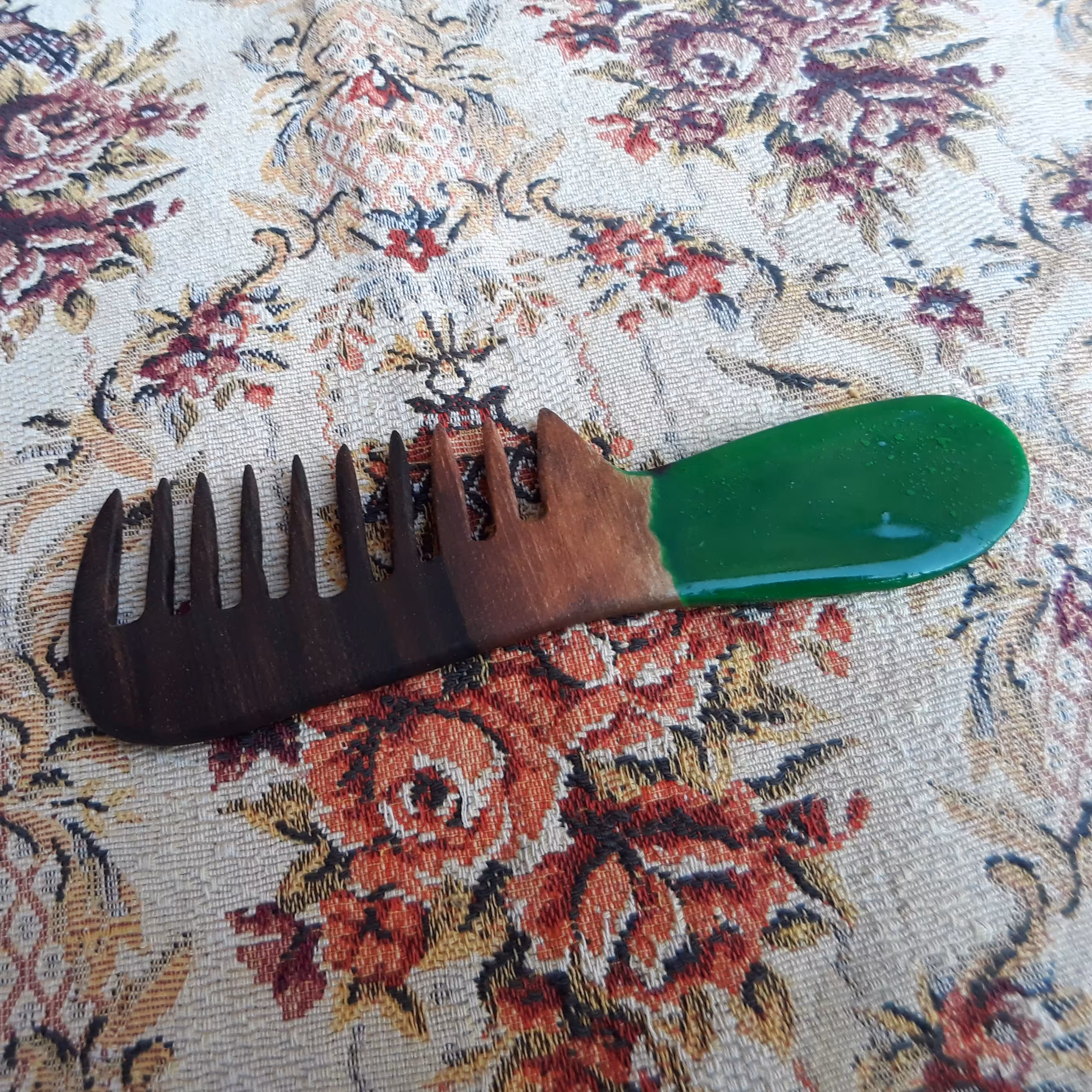 شانه چوبی چوب گردو و رزین دو طرفه سبز و مشکی چوبکده بید سفید