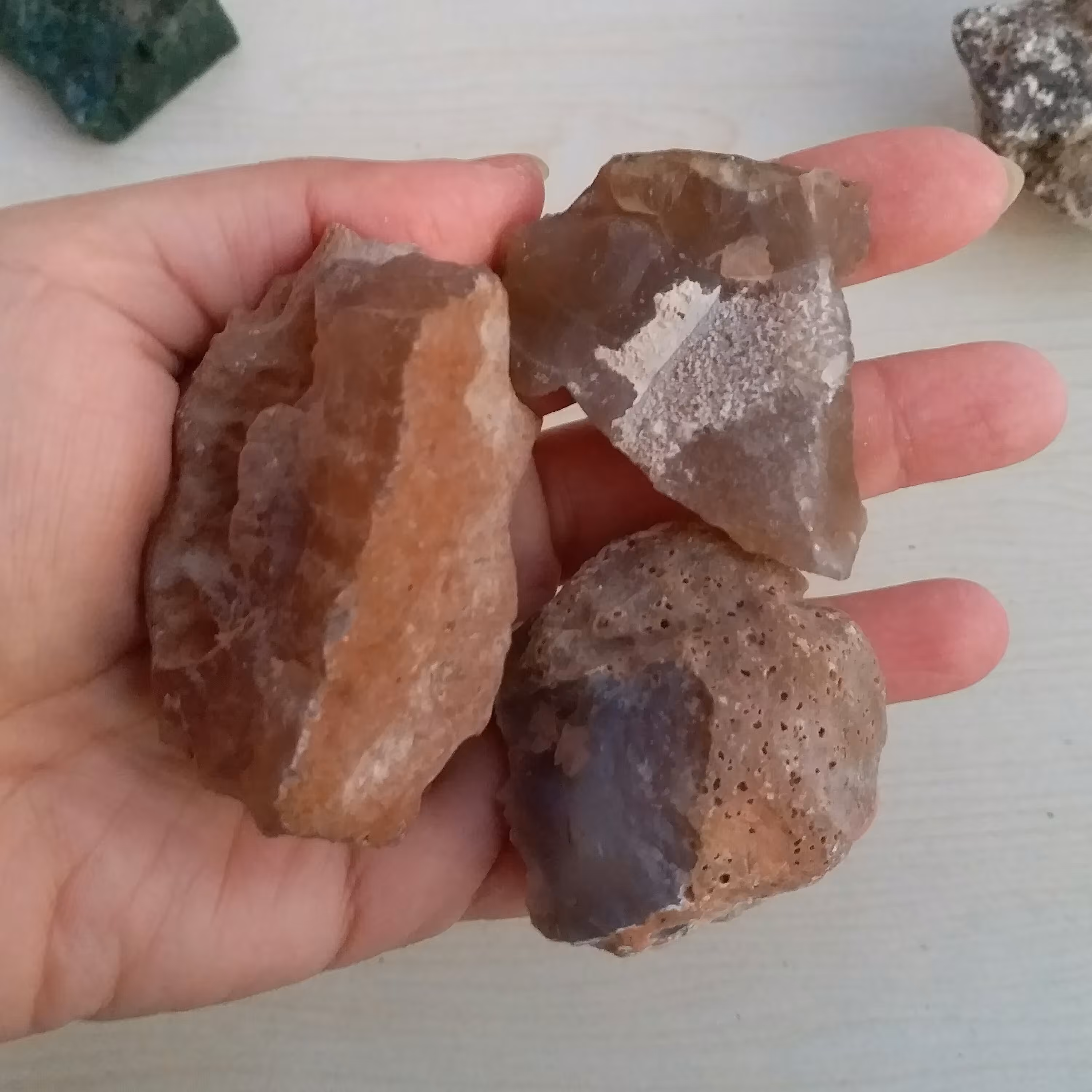 سه عدد سنگ عقیق خرمایی اصل با رنگ طبیعی مناسب دکور و ساخت نگین