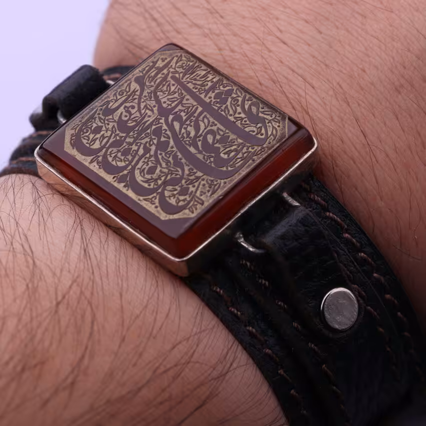 دستبند چرم طبیعی نگین عقیق اصل با نقش یا علی ابن موسی الرضا