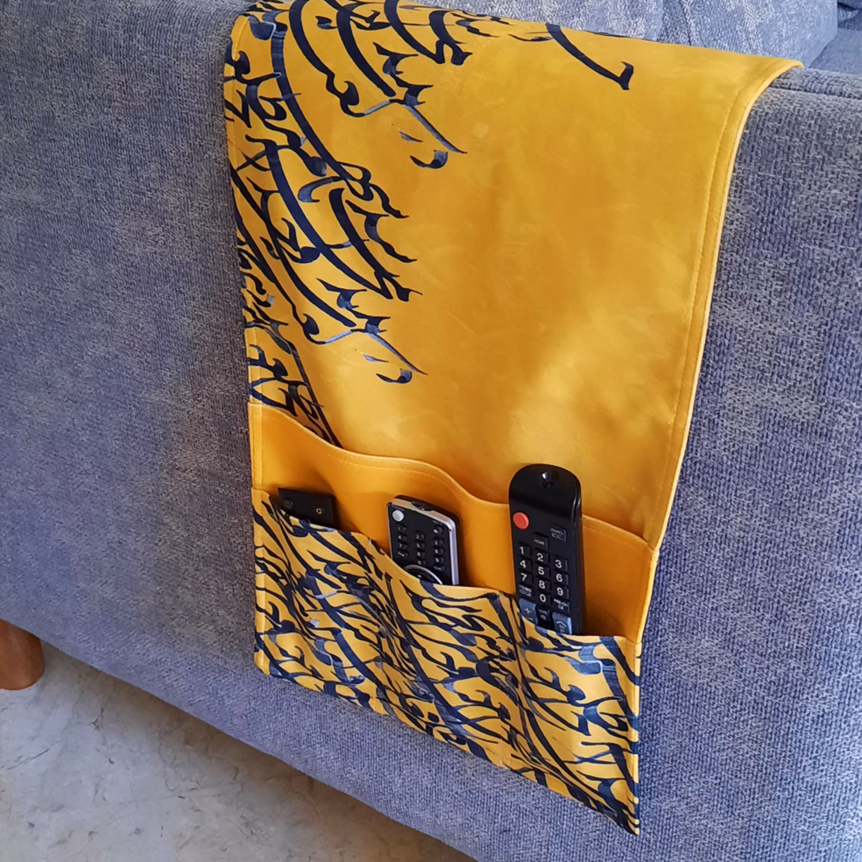 جاکنترلی مخمل آستر دار35x80 طرح کالیگرافی خردلی خط طوسی آرت مان