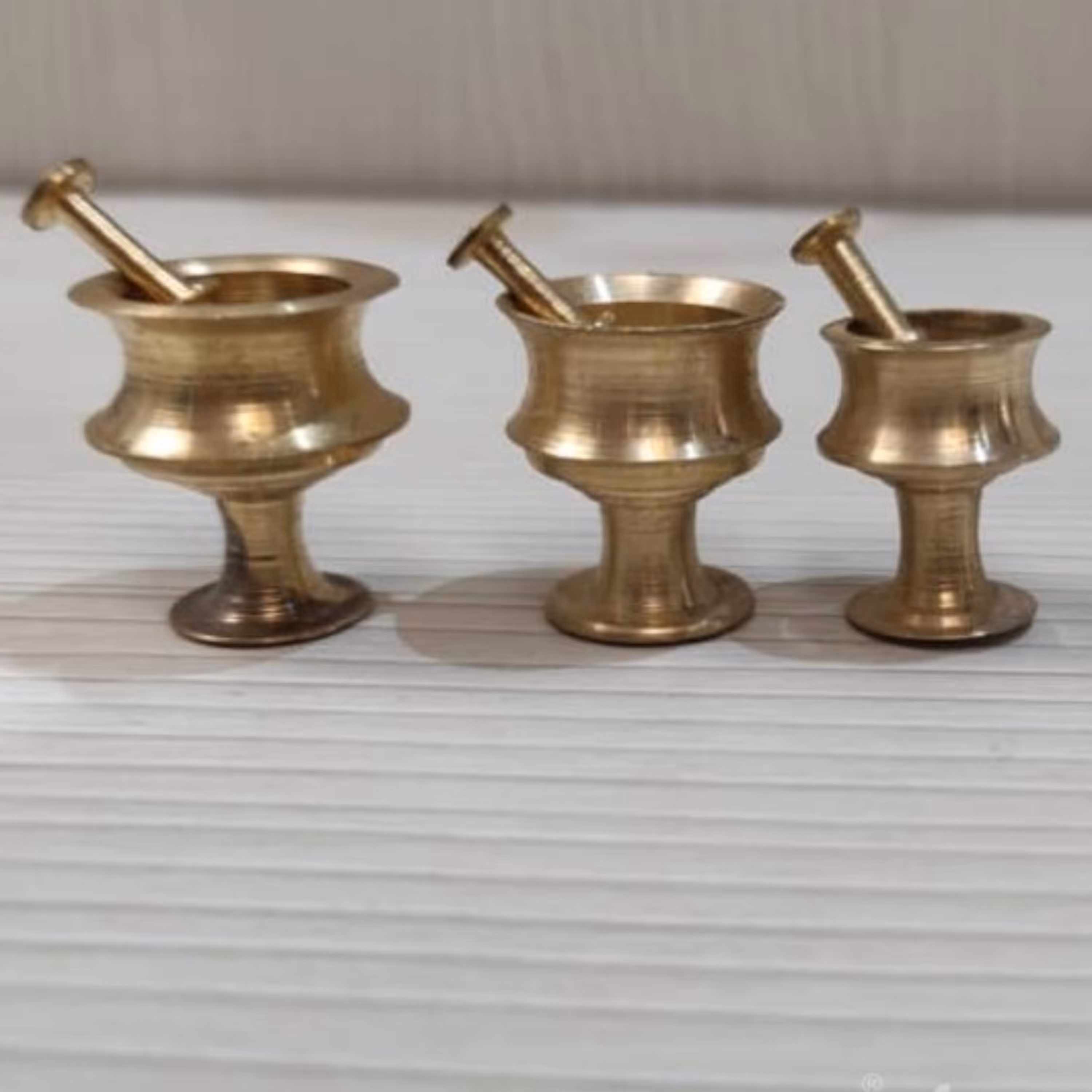 هاون برنجی 3 تایی پایه دار مینیاتوری دکوری (صرفا دکوری و مینیاتوری)