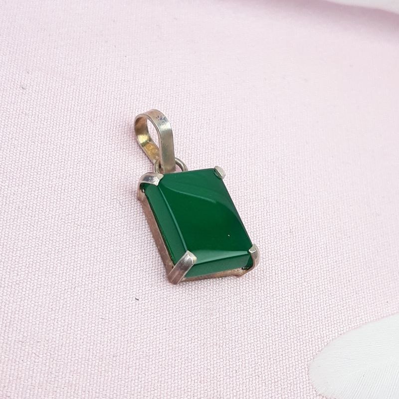 مدال توگردنی نگین عقیق سبز چهارگوش
نقره 925
19گرم