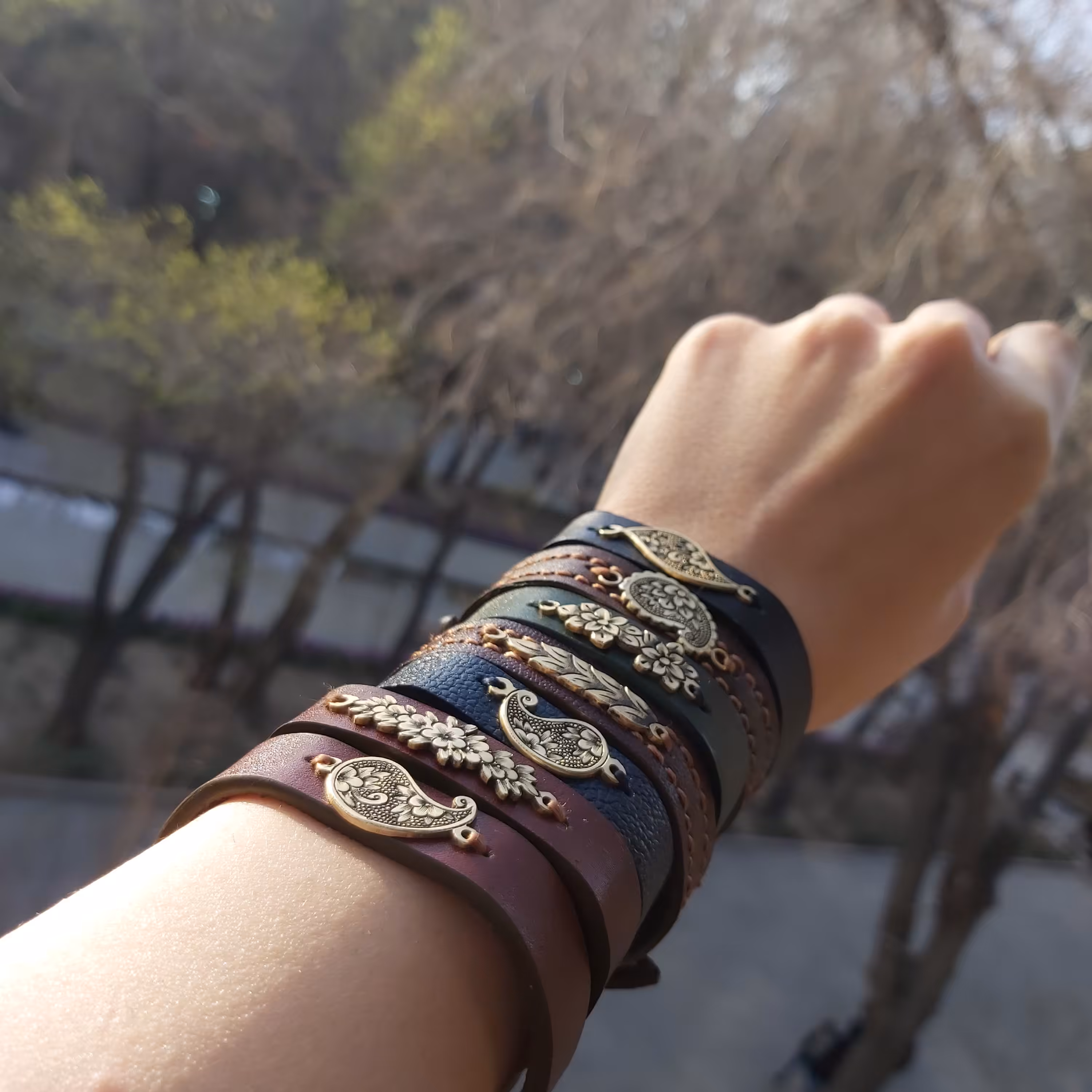 دستبند بند چرم طبیعی و پلاک قلم زنی 