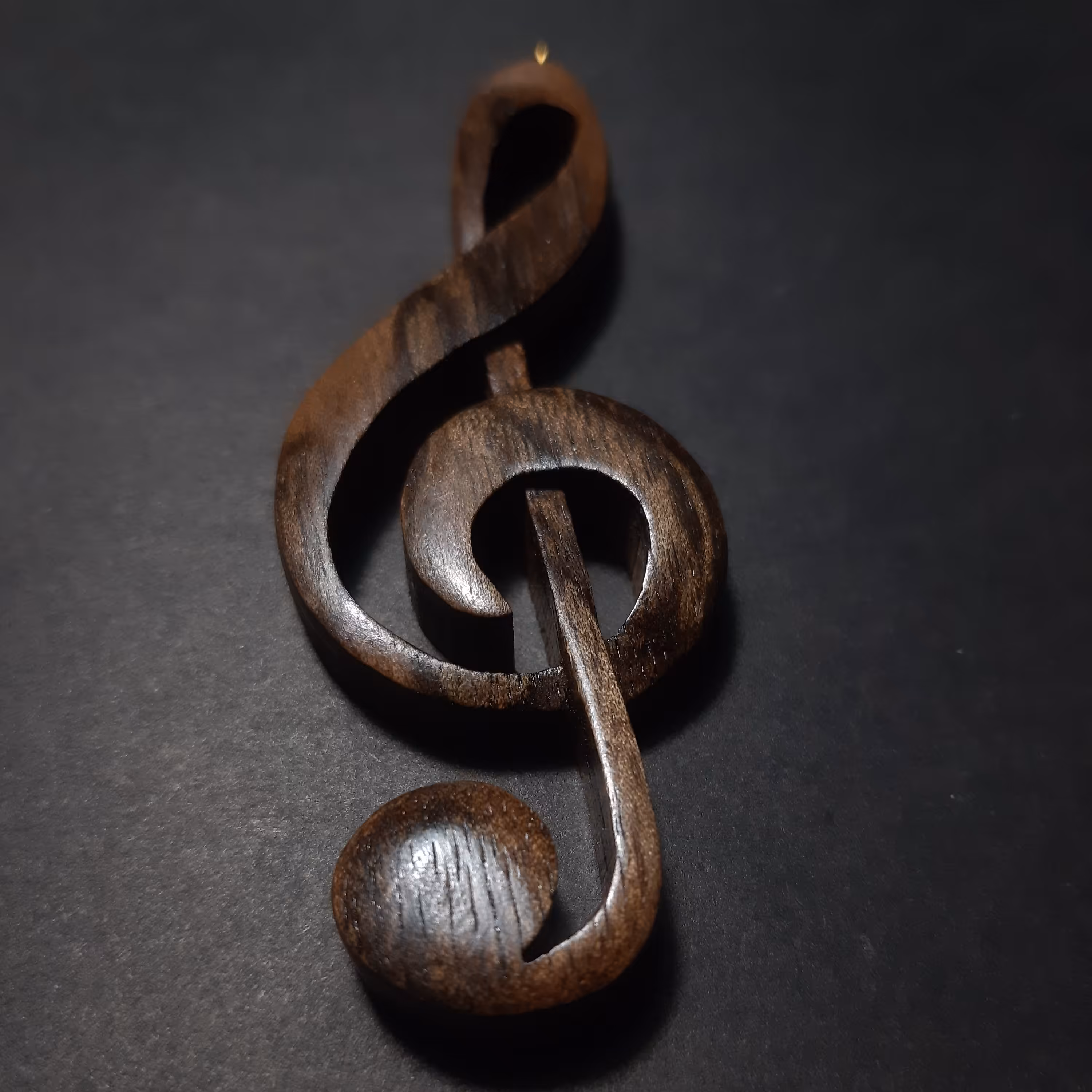 گردنبند چوب گردو طرح کلید سل با بند چرمی قابل تنظیم مناسب روی لباس و گردنی یا آویز خودرویی