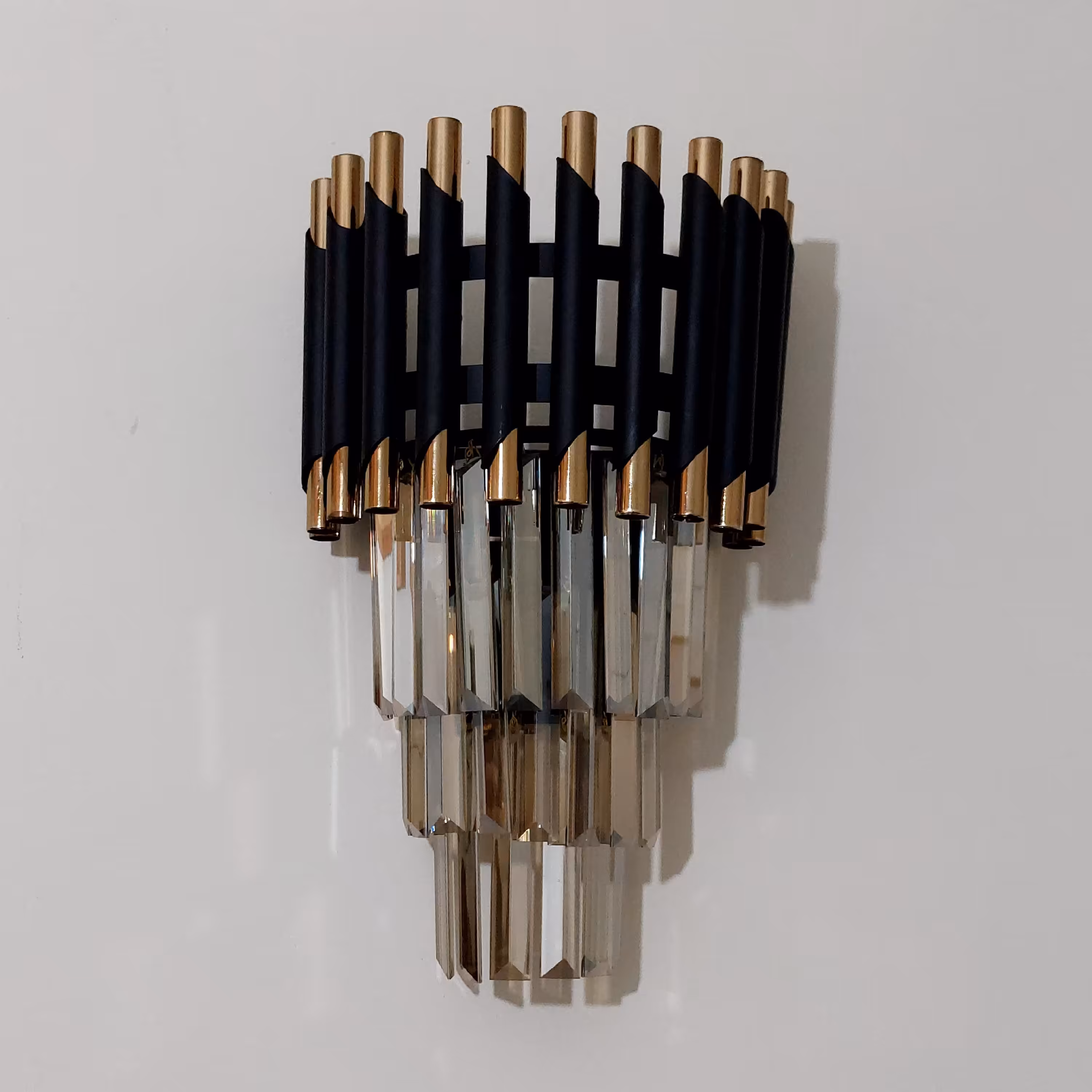 آباژور دیزاین دیوار کوب لوله ای رنگ مشکی و طلایی 