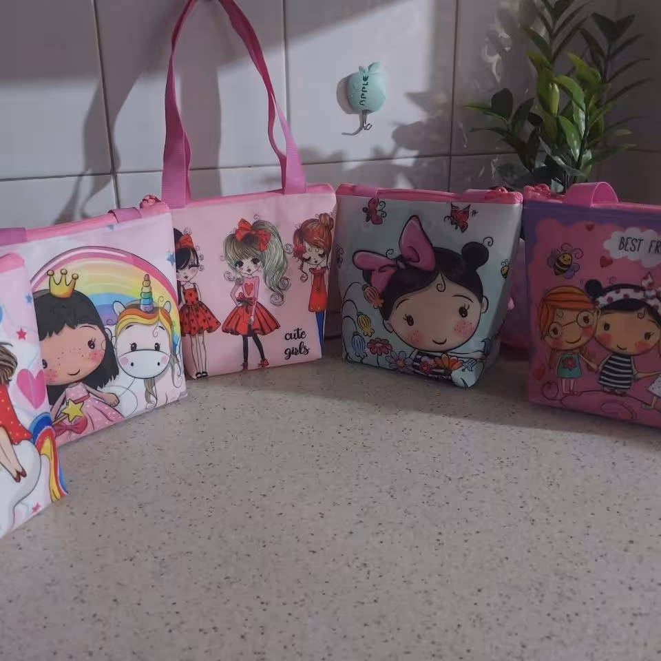 کیف فانتزی دخترانه  دررنگبندی و طرحهای مختلف  سایز 20 در 20 با بند برزنتی
