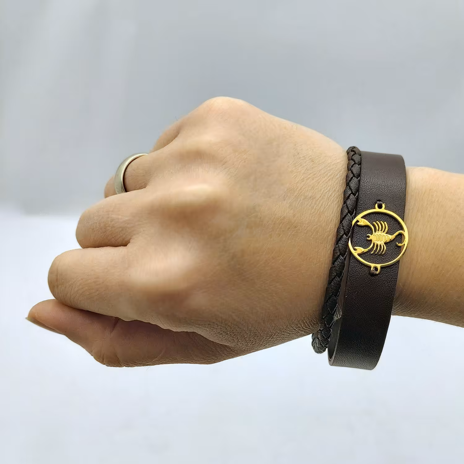 دستبند چرمی ماه ابان