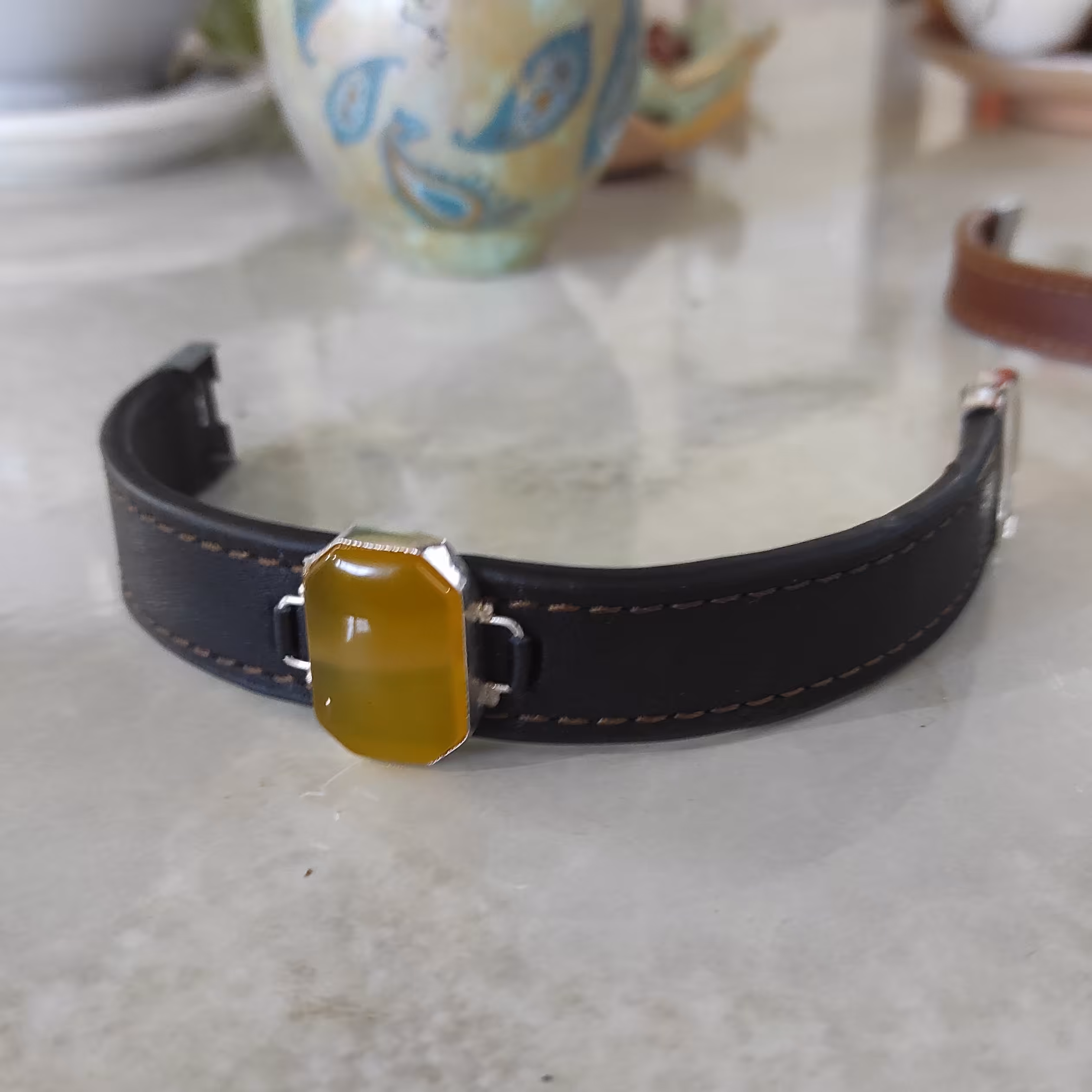 دستبند چرم طبیعی گاوی دولایه مزین به نگین عقیق خراسانی وحک شرف الشمس