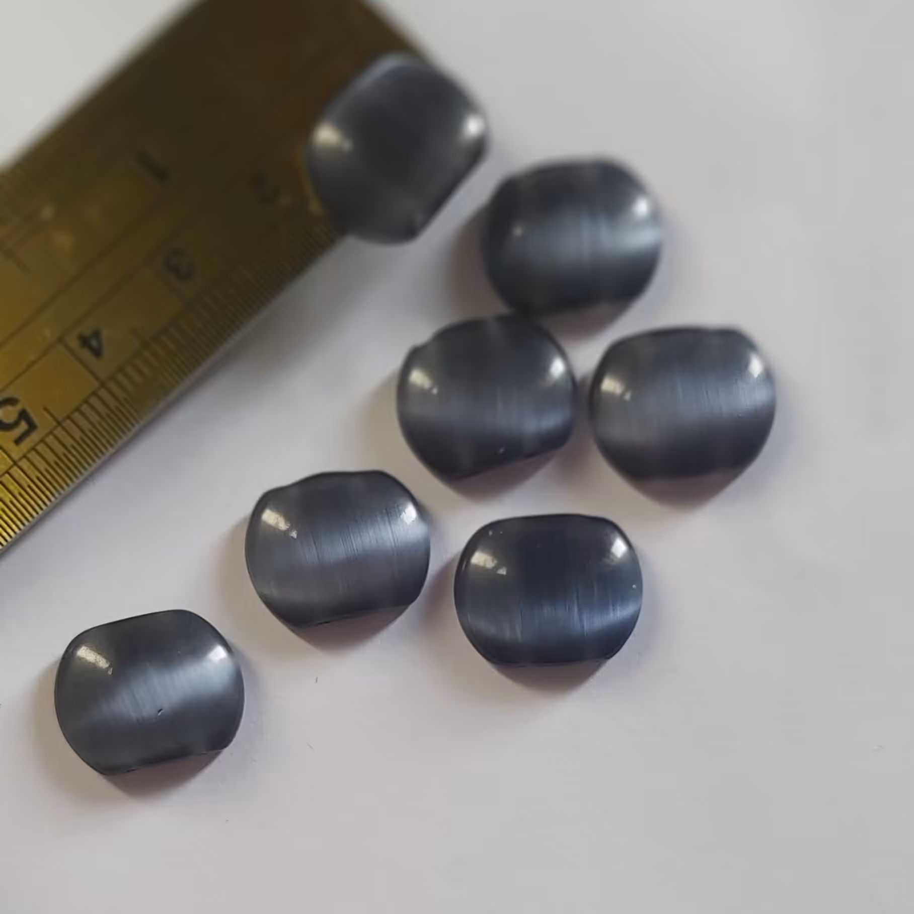 سنگ چشم گربه دوسوراخه طوسی حدود2سانتی متر یک عدد