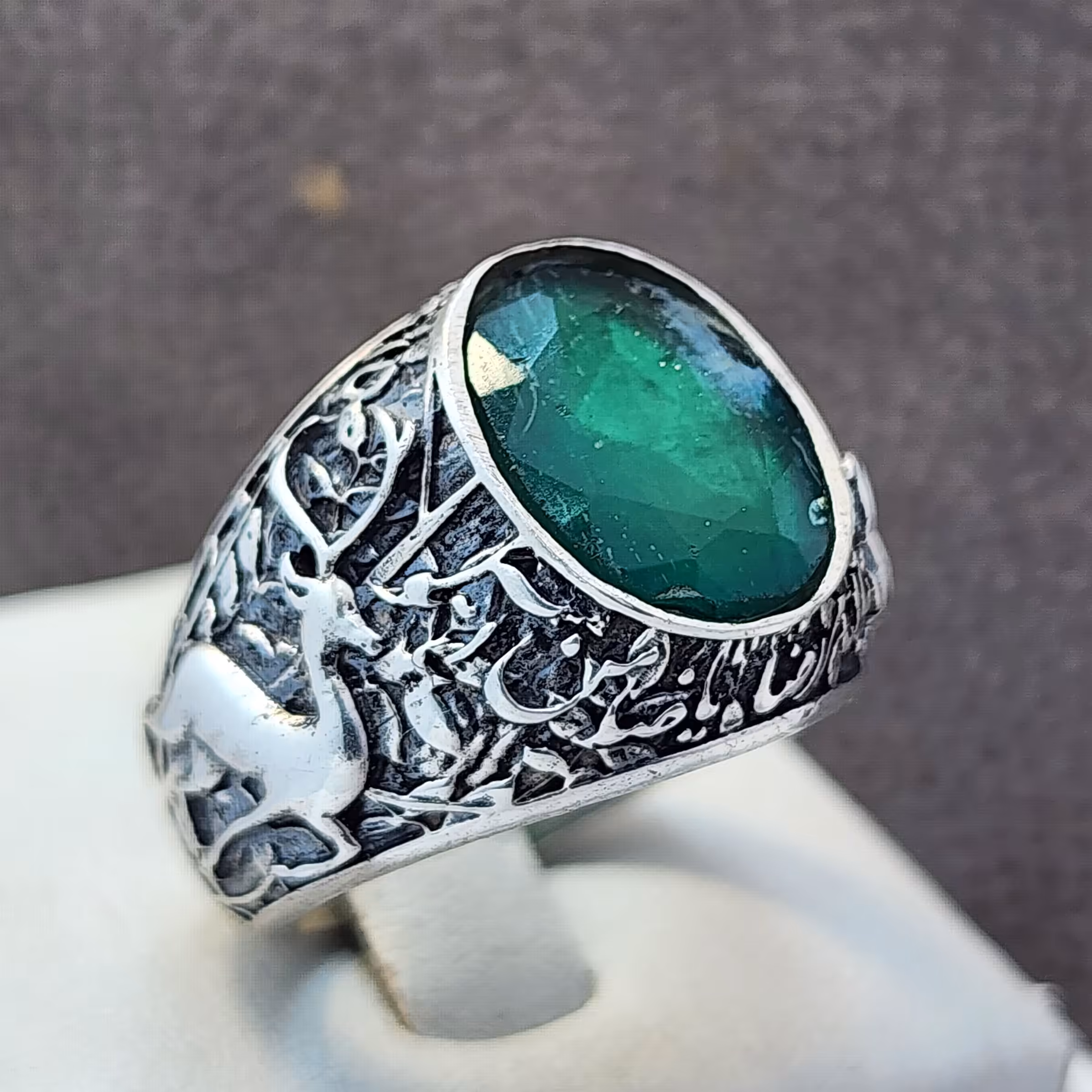 نگین زمرد برزیلی با رکاب نقره مردانه با حکاکی روی رکاب یا ضامن آهو 