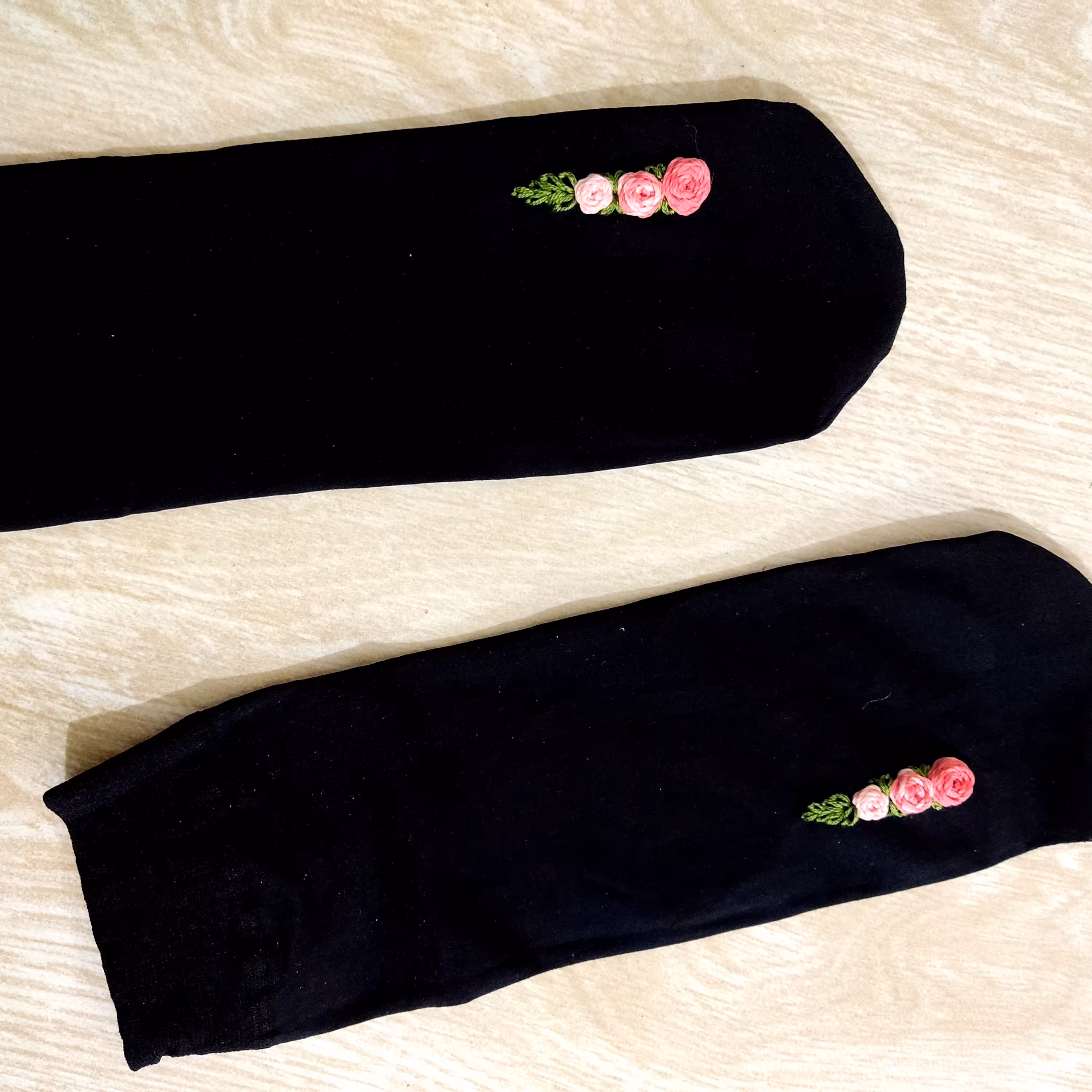 جوراب گلدوزی با دست طرح سه 