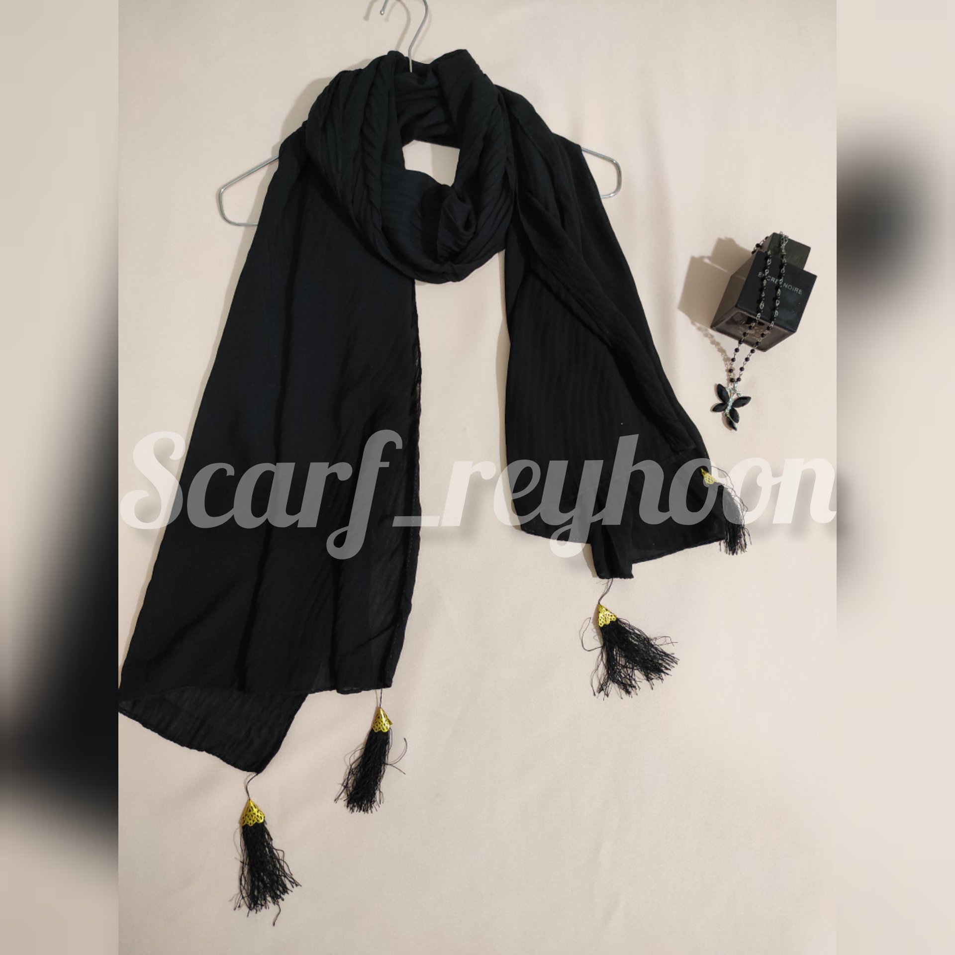 شال مشکی پلیسه منگوله دار