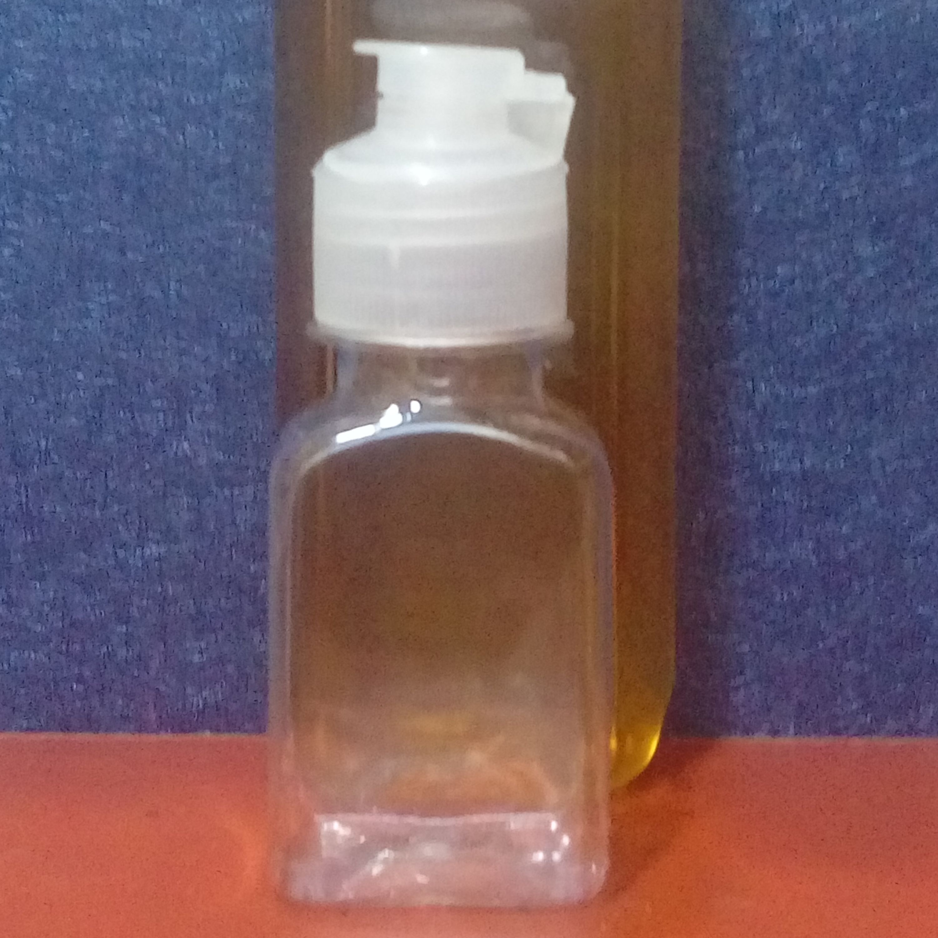 روغن شیرین بیان اصل 65 میلی لیتر در ظروف پلاستیکی با درب فندکی