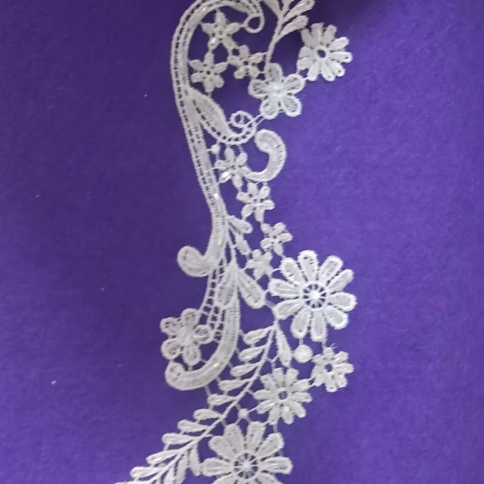 اپلیکه سفید ملیله دوزی شده 1 عدد