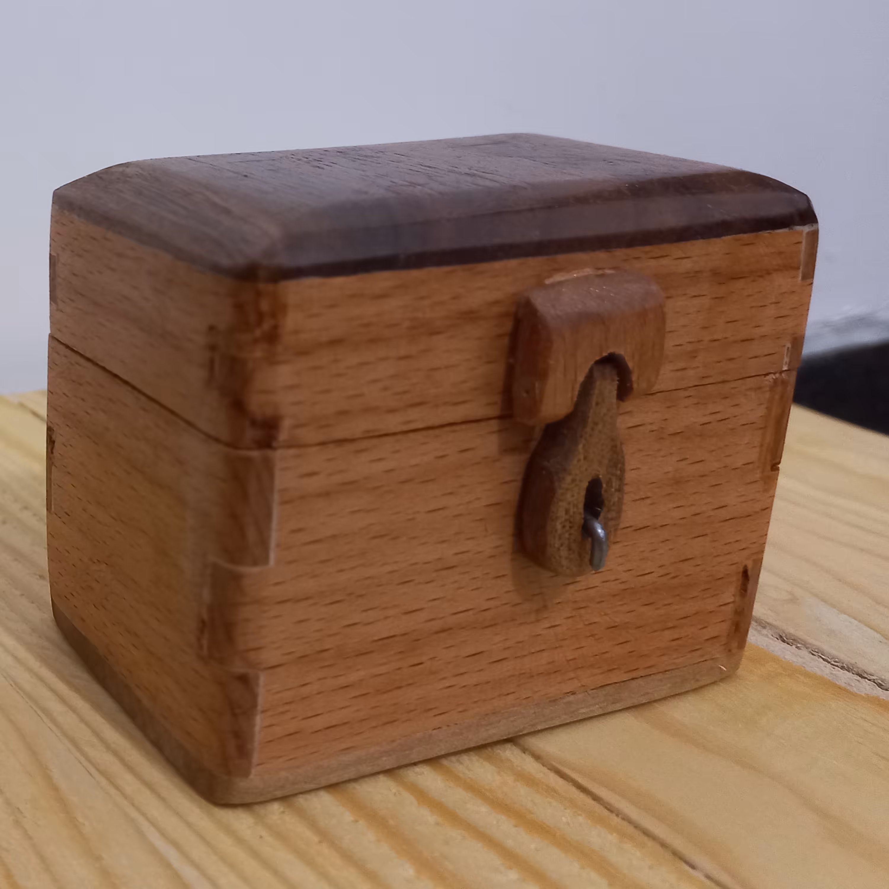 صندوقچه  جعبه آنتیک و کوچک  چوب  لولا و قفل چوب گردو  اتصال  بصورت کلاف  وبسیار محکم